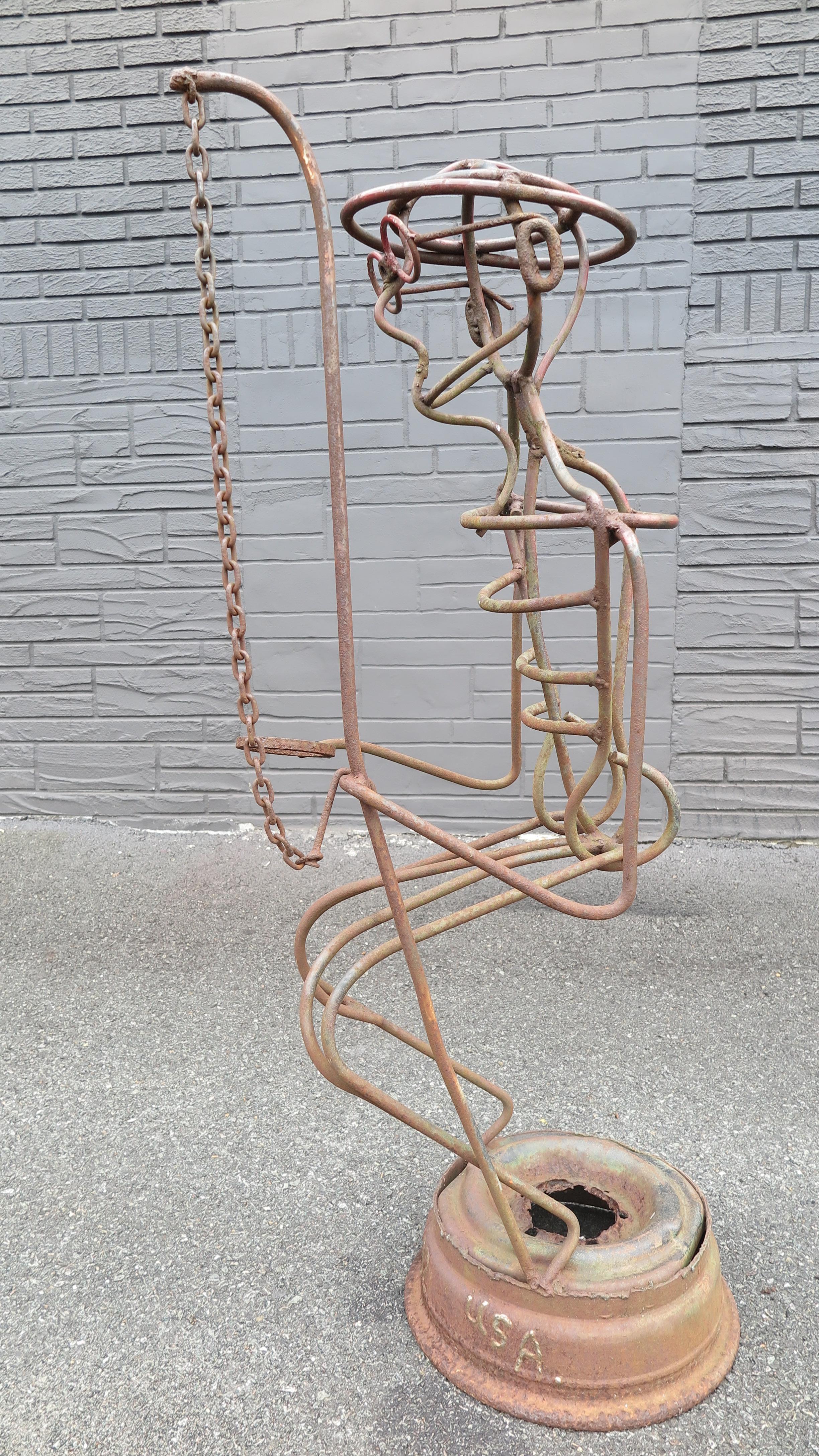 Skulptur eines Fischers aus Metall von A.R. Gately, bekannter amerikanischer Volkskünstler. Eine Fischer-Skulptur für den Außenbereich, hergestellt aus Metallstangen und Metallteilen. Eine lebensgroße Skulptur, die Ihren Außenbereich aufwertet und