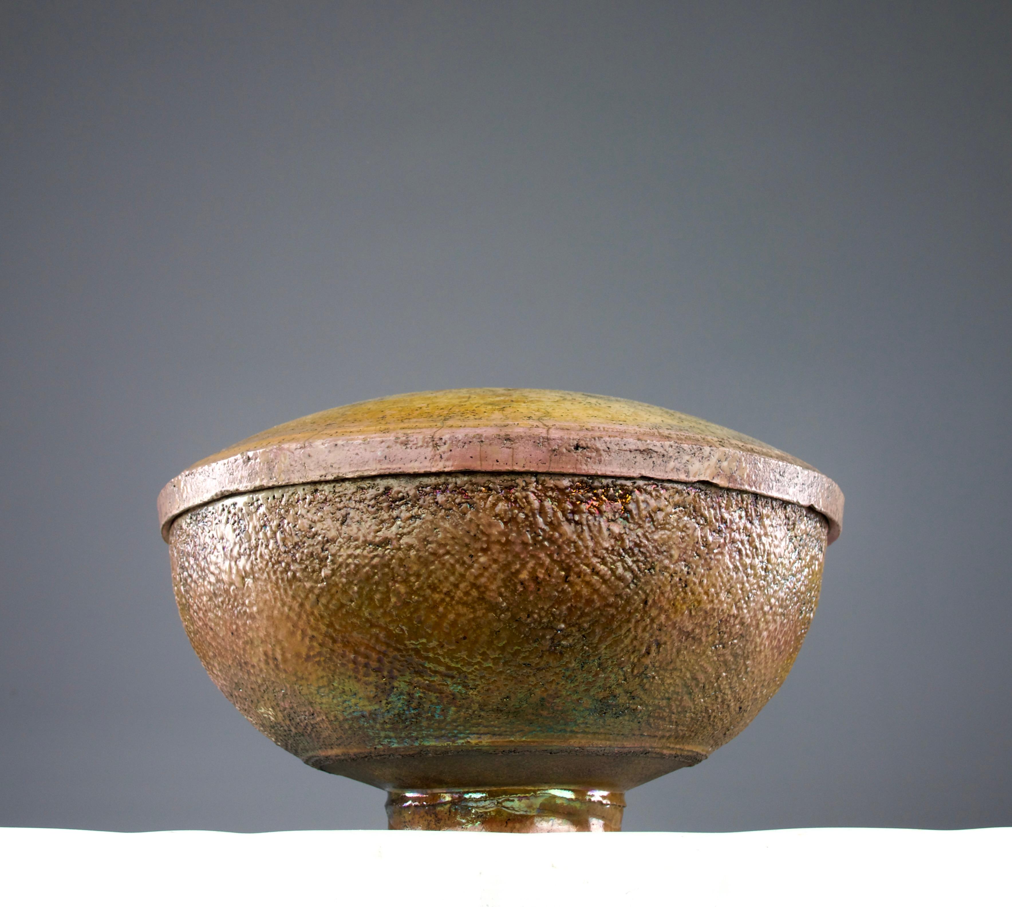 Schöne und große Raku-Schale, Frankreich 1970er Jahre, signiert AR innerhalb eines Kreises. Rosa, gelbe, braune und grüne Farben mit schillernden Nuancen.

Abmessungen in cm ( H x T ) : 18 x 28

Sicherer Versand.