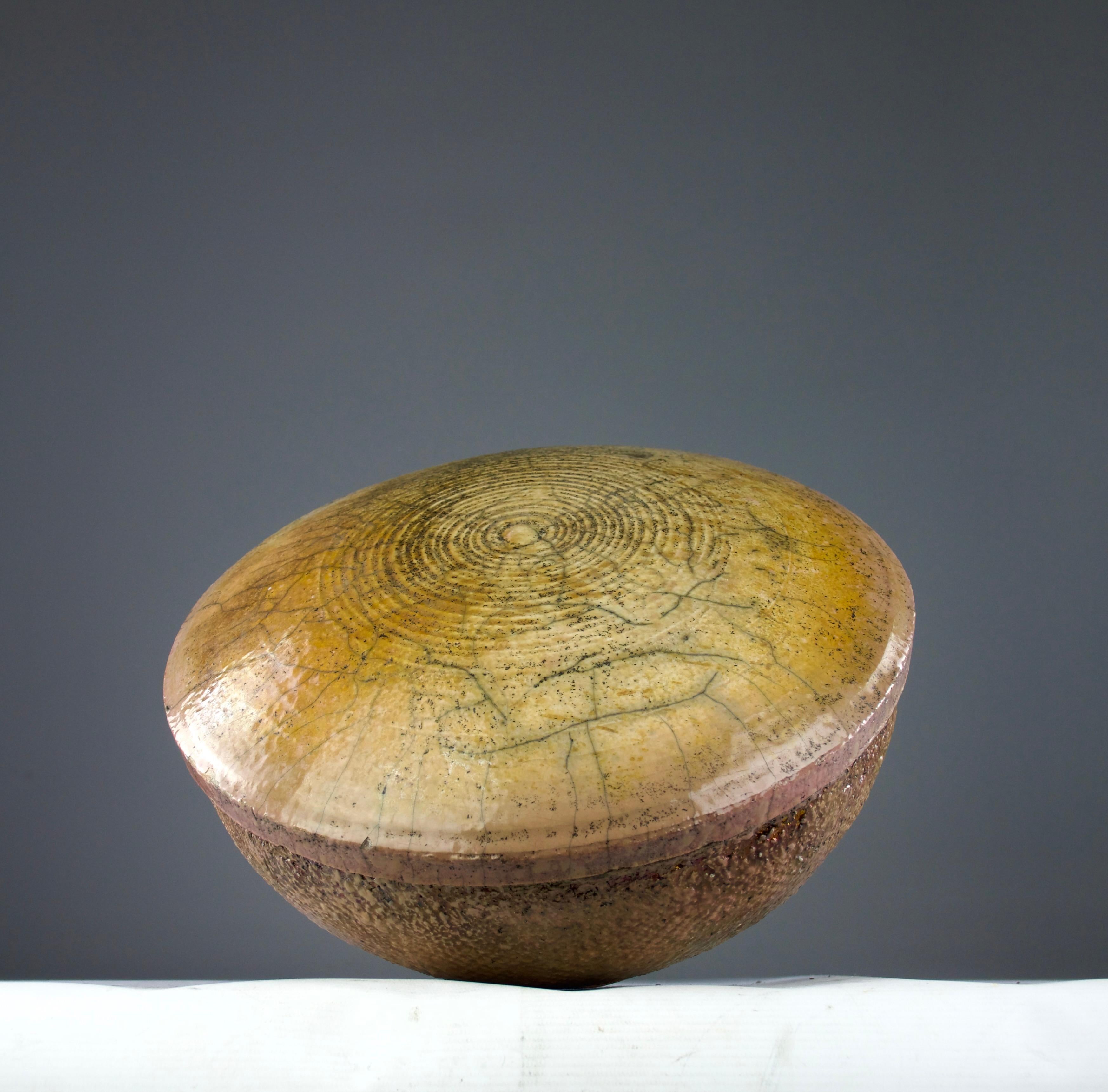 AR, schillernde Raku-Schale mit Deckel, Frankreich 1970er Jahre (Moderne der Mitte des Jahrhunderts) im Angebot