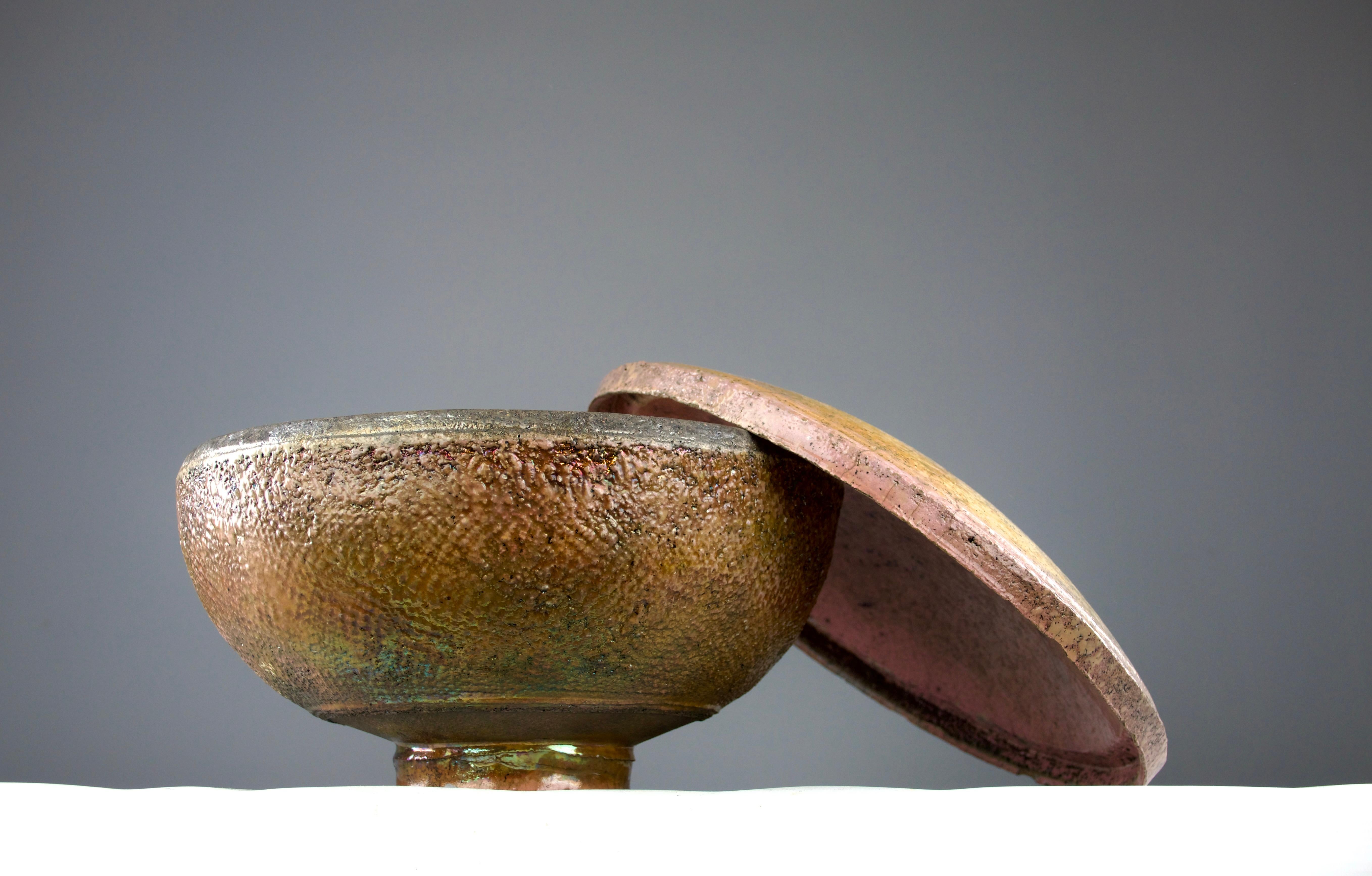 AR, schillernde Raku-Schale mit Deckel, Frankreich 1970er Jahre (Französisch) im Angebot