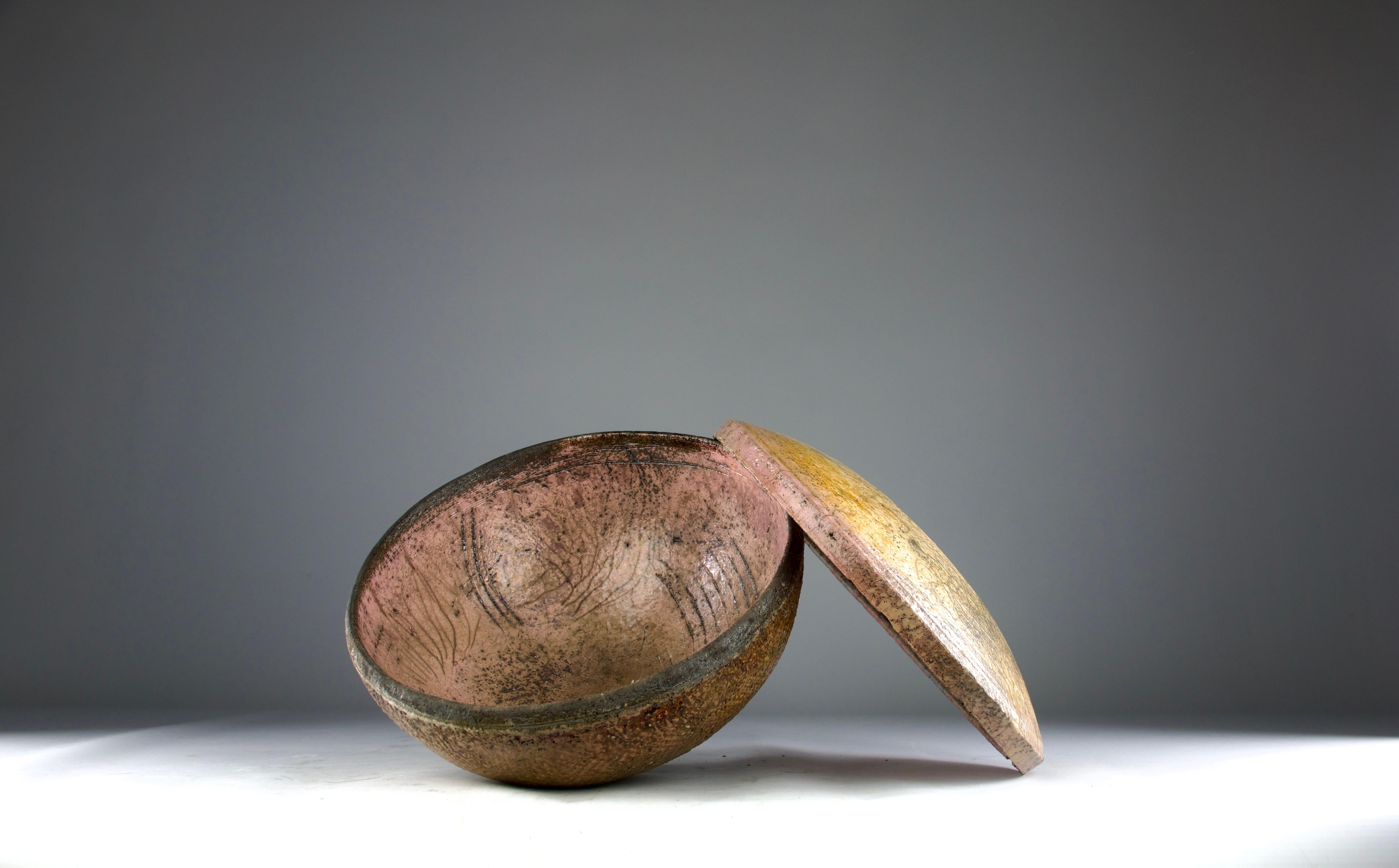 AR, schillernde Raku-Schale mit Deckel, Frankreich 1970er Jahre im Zustand „Gut“ im Angebot in PARIS, FR