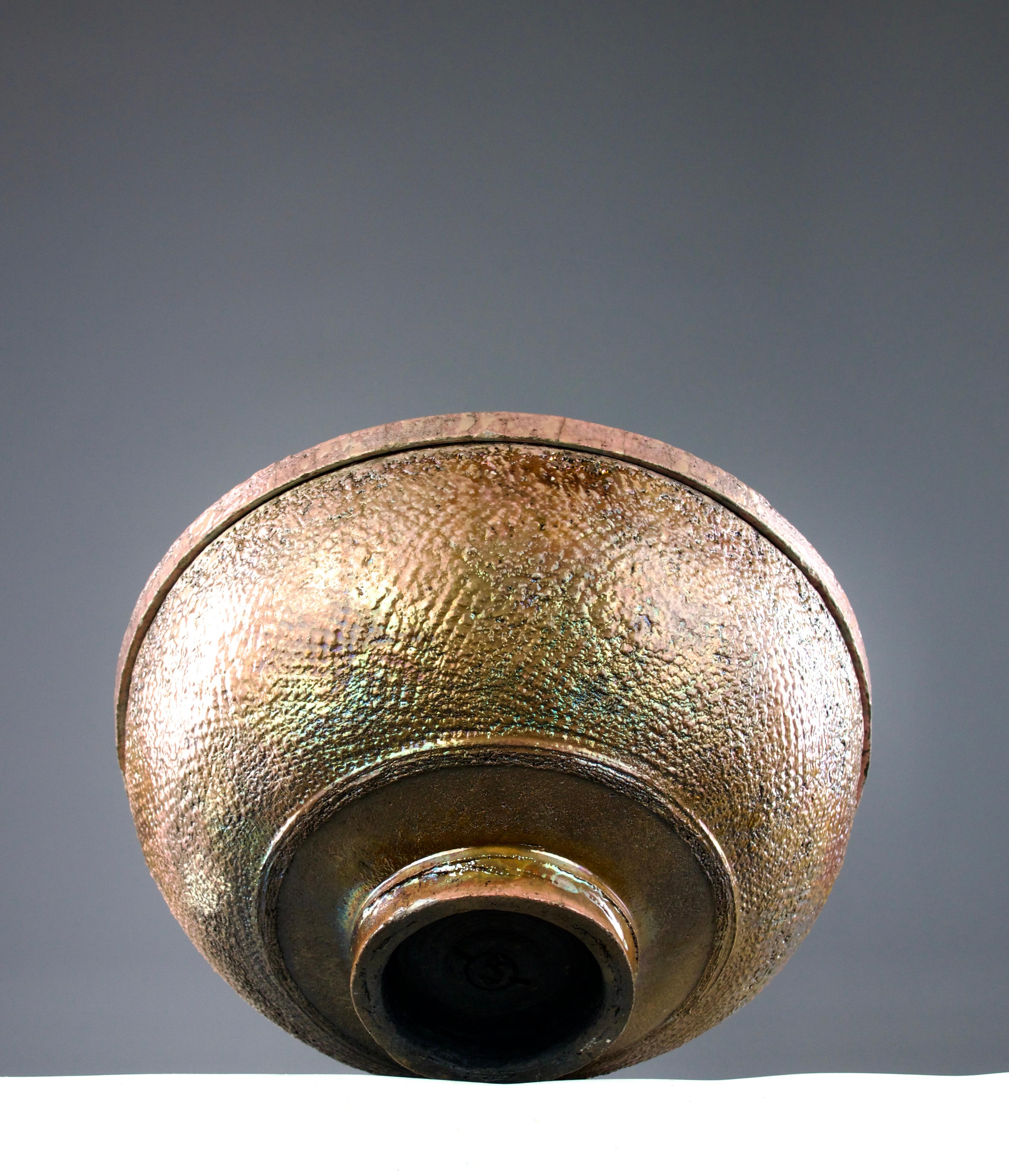 AR, schillernde Raku-Schale mit Deckel, Frankreich 1970er Jahre (Keramik) im Angebot