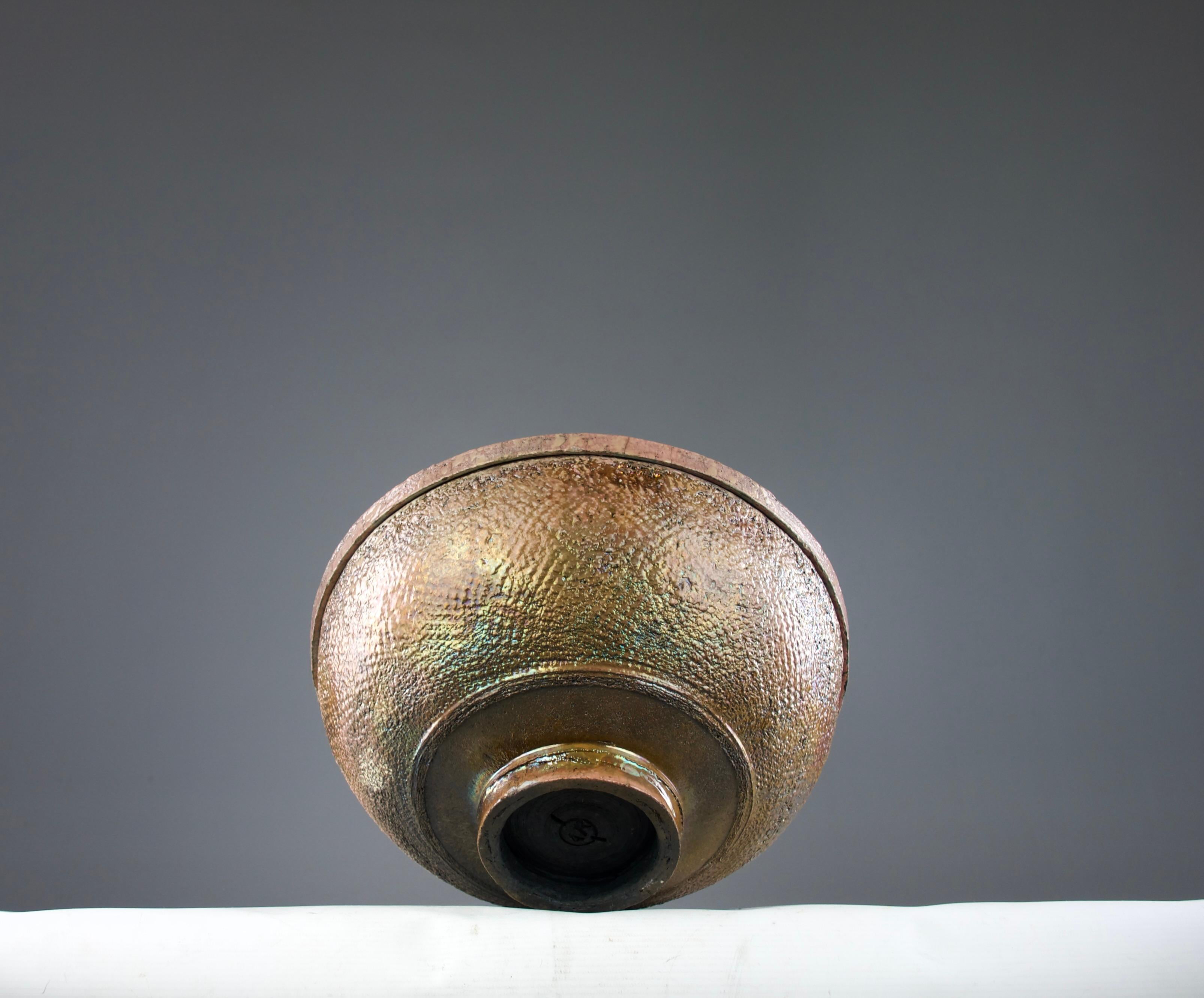 AR, schillernde Raku-Schale mit Deckel, Frankreich 1970er Jahre im Angebot 1