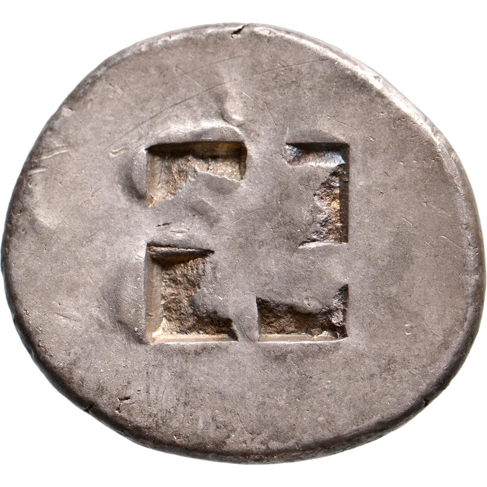 Obverse: Silenus with nymph
Reverse: square incuse with four fields
 
AMAZING TONING AND HIGH RELIEF

Gewicht: 8.46 g
Kwaliteit: Prachtig
Referentie: HGC 331; Le Rider, Thasienne, Tf. I, 2; SNG Copenhagen 1009