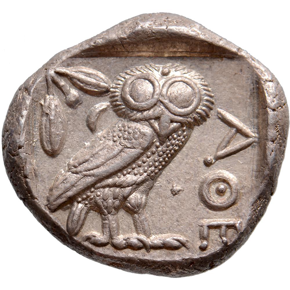Dritto: Testa di Atena a destra, con orecchino, collana ed elmo attico crestato decorato con tre foglie di ulivo sulla visiera e palmetta a spirale.
Rovescio: gufo in piedi a destra con la testa rivolta verso l'alto, ramoscello d'olivo con bacca e