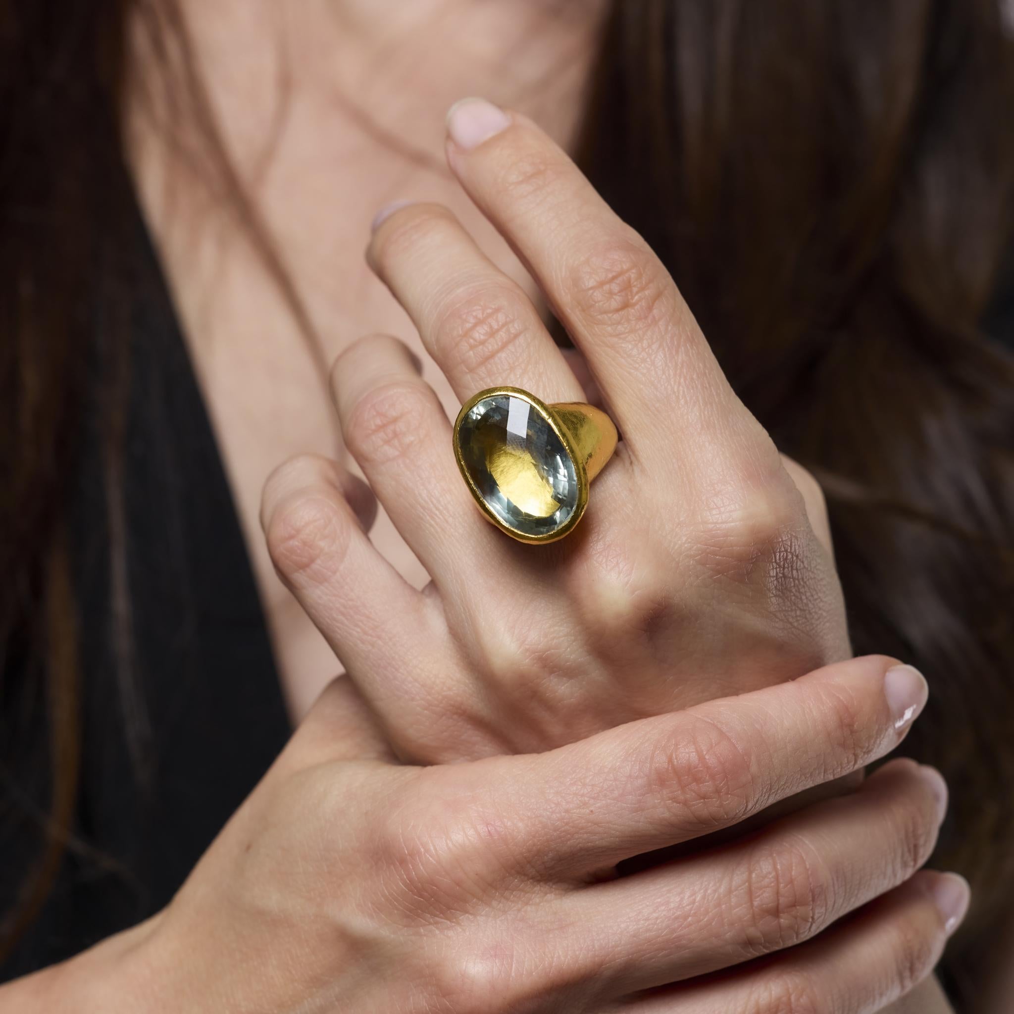 Taille ovale ARA Bague cocktail en or jaune 24 carats avec aigue-marine de 17 carats en vente
