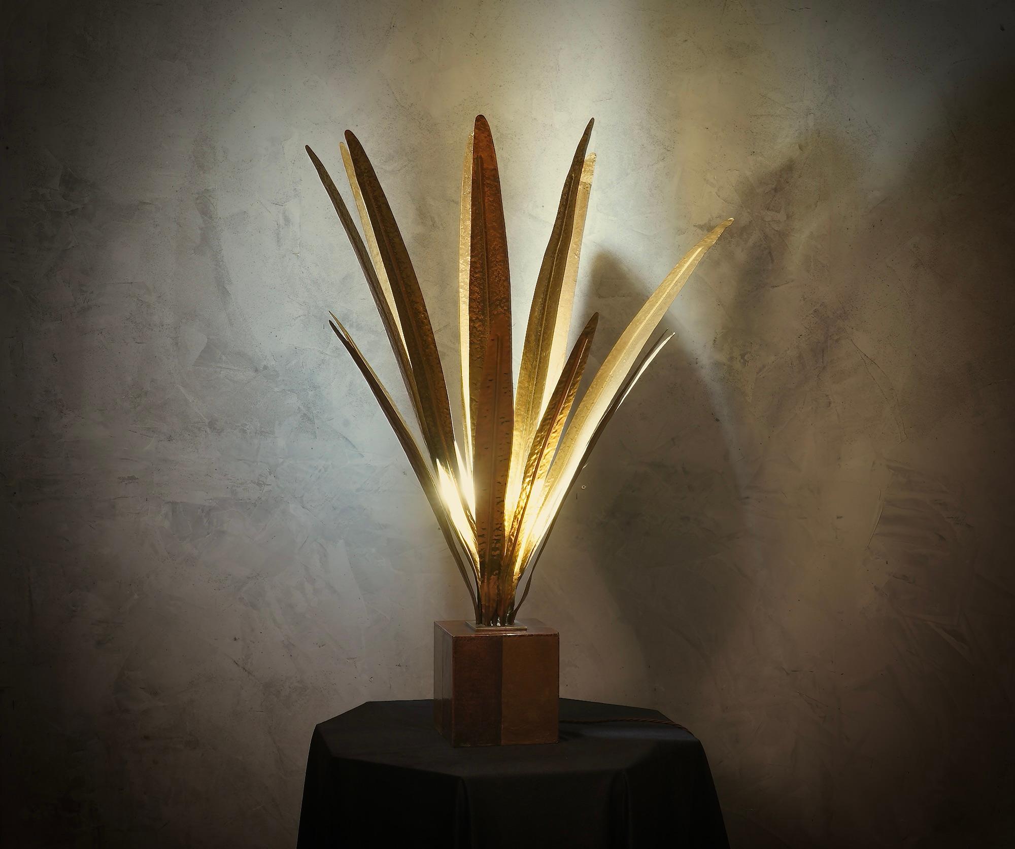 Linear but refined, this brass and copper lamp shows all the meticulous and complex manufacturing with which it was made.

The lamp has a very original and particular design; it is composed of a cubic base covered in copper and brass leaves, with a
