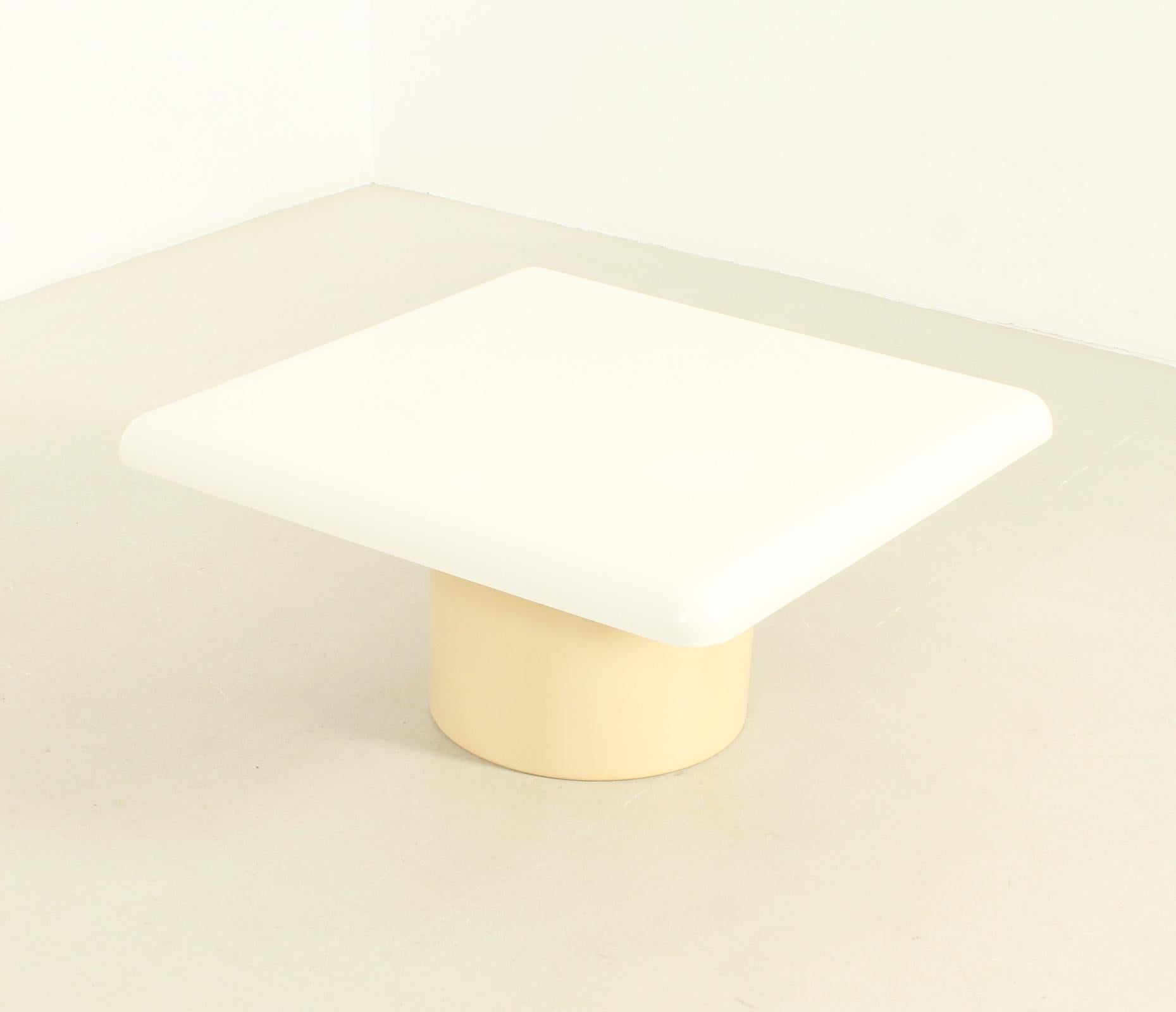 Ara Couchtisch, entworfen in den 1960er Jahren von Emma Gismondi Schweinberger für Artemide, Italien. Frühe Ausgabe mit Tischplatte aus Fiberglas und Sockel aus ABS-Kunststoff. 
