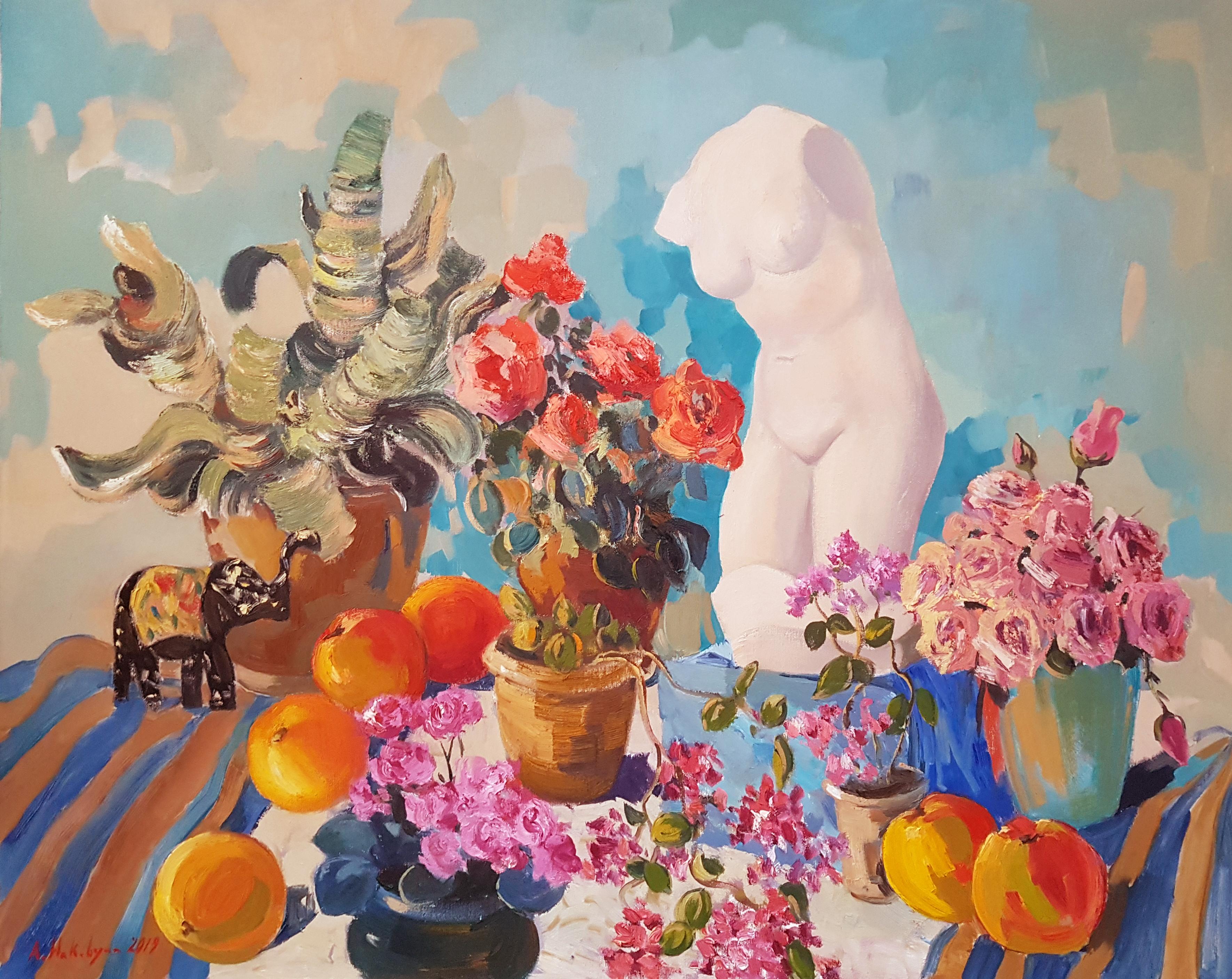 Still-Life Painting Ara H. Hakobyan - Fleurs avec statue, nature morte, peinture à l'huile originale, unique en son genre