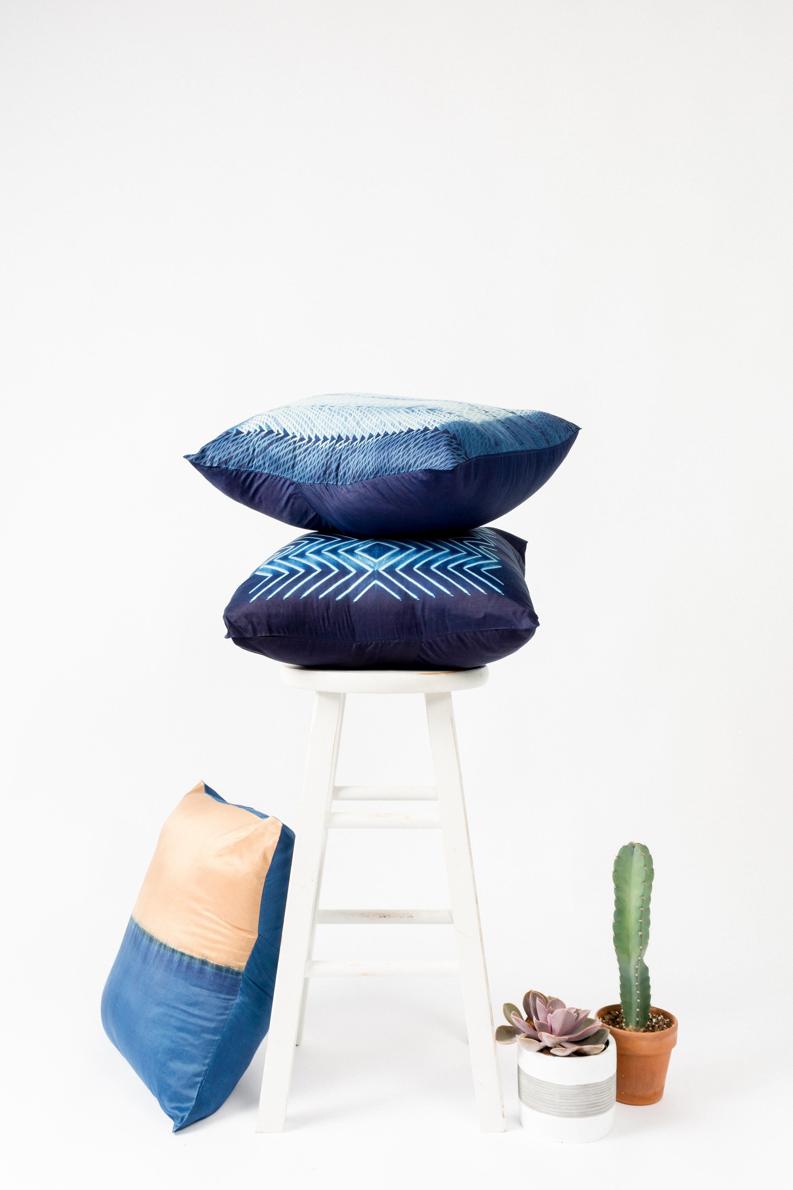Soie Coussin en soie ARA Indigo Shibori en vente