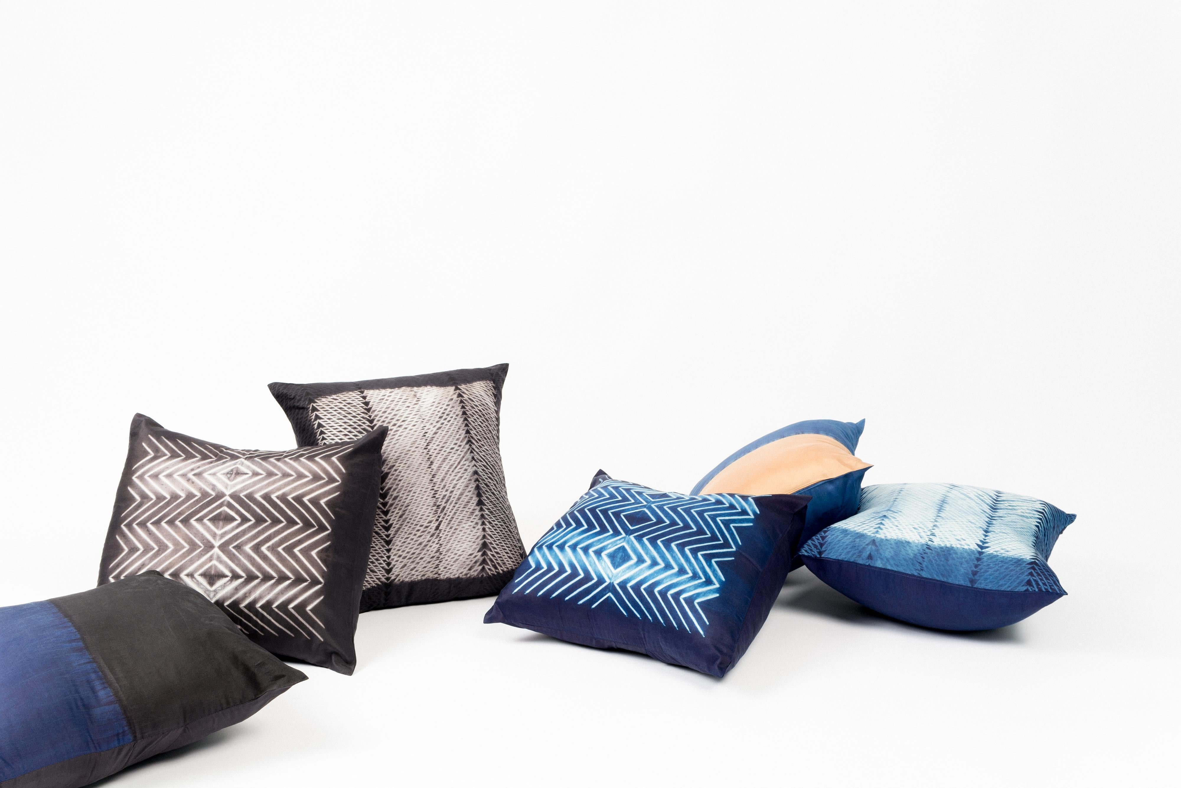 Coussin en soie ARA Indigo Shibori en vente 1