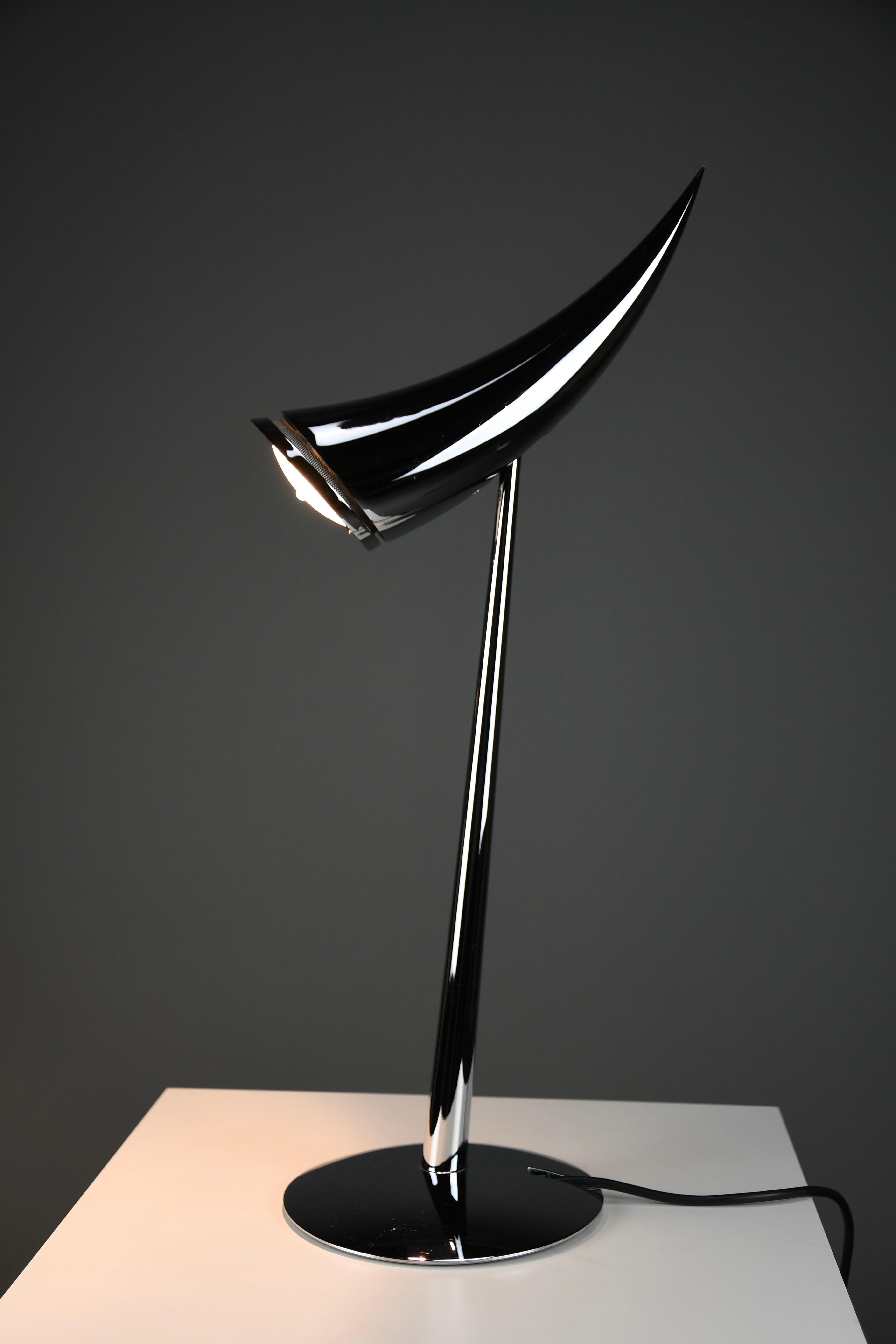 A true icon of late 20th-century French design, this Ara table lamp was designed by Philippe Starck in 1988 for the renowned lighting manufacturer Flos. The lamp’s sculptural, aerodynamic form and mirror-polished finish give it a distinctly