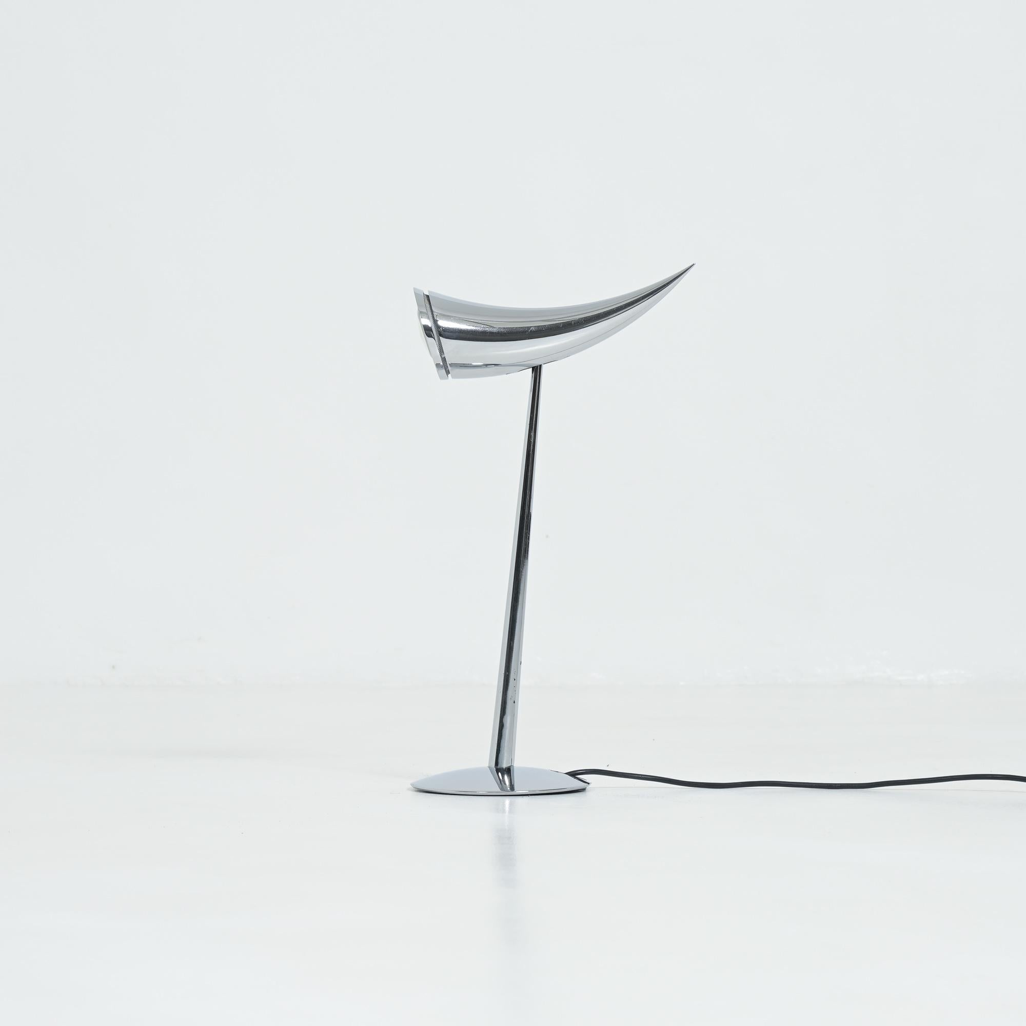 Cette lampe de table Ara en forme de corne a été conçue par Philippe Starck pour Flos en 1988.
Il porte le nom de sa fille.
Ce design classique de Starck incorpore des lignes audacieuses qui lui confèrent une présence sculpturale très