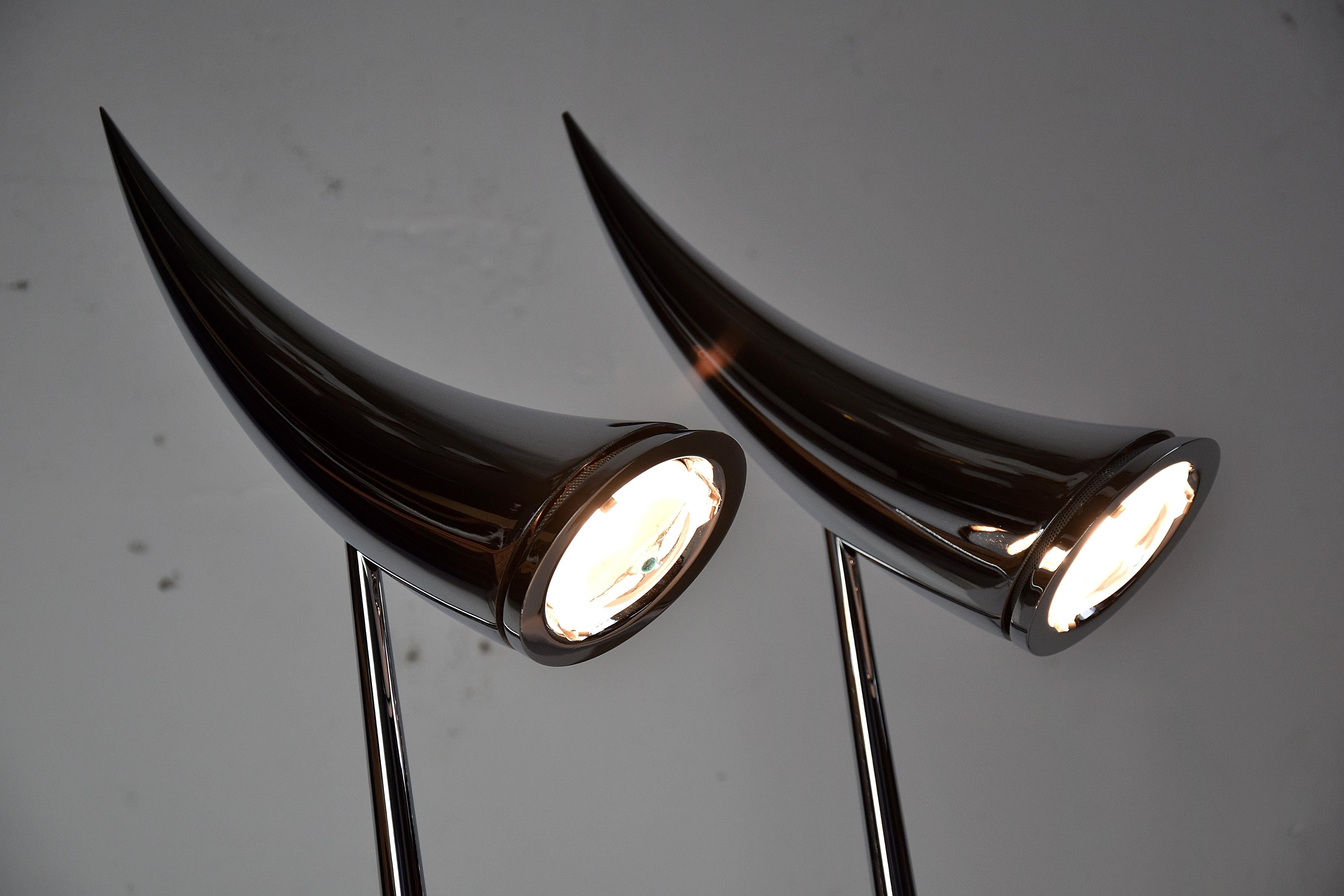 Paire élégante de lampes de table Ara conçues par Philippe Starck et produites par Flos, Italie, 1988. Les lampes sont en excellent état de fonctionnement. Si vous inclinez la partie supérieure de la lampe vers le haut, la lumière s'éteint. Si vous