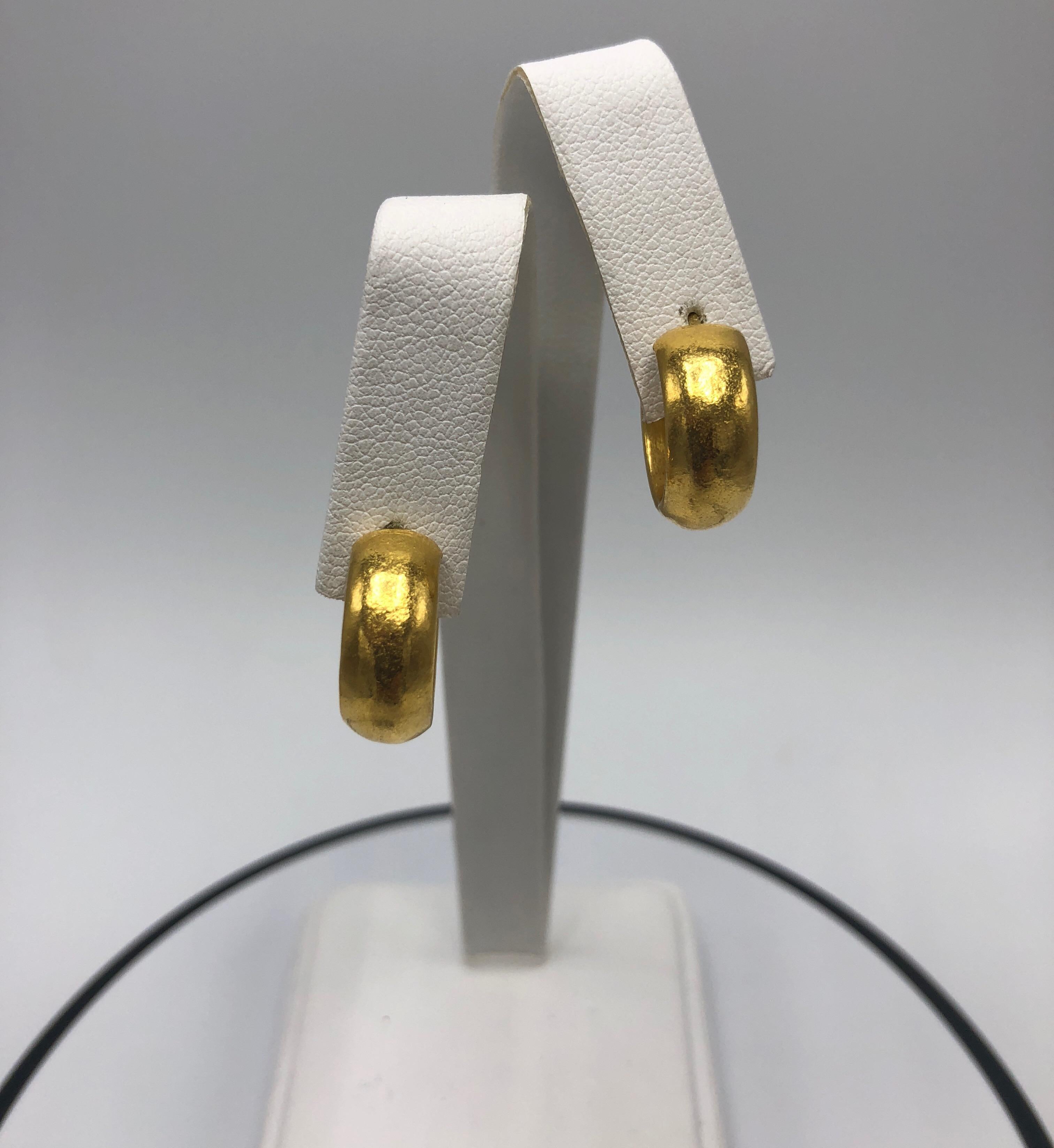 ARA Yellow Gold Huggie Earrings In Good Condition In Dallas, TX