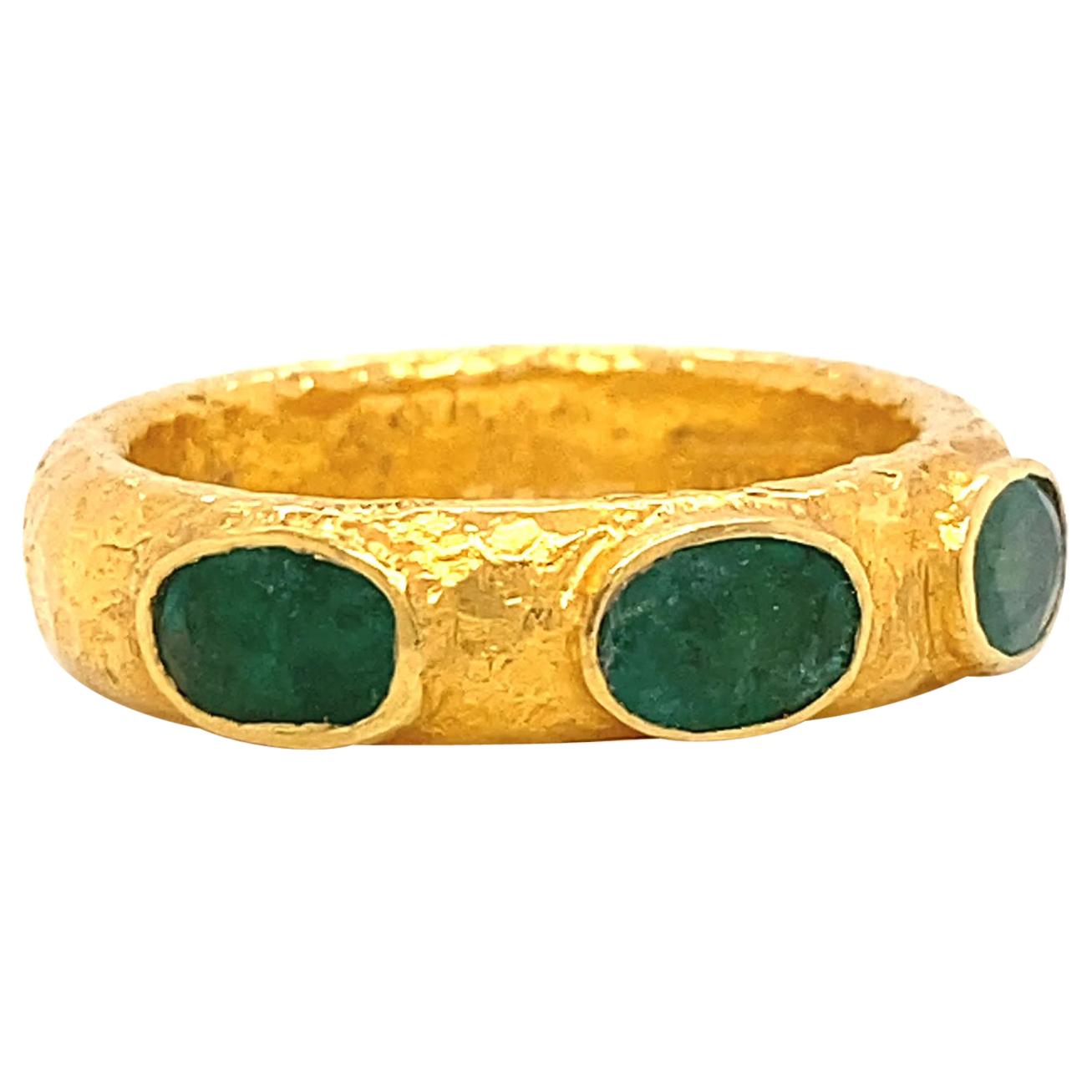 ARA24K Three Stone Emerald Textured 24 Karat Gold Band