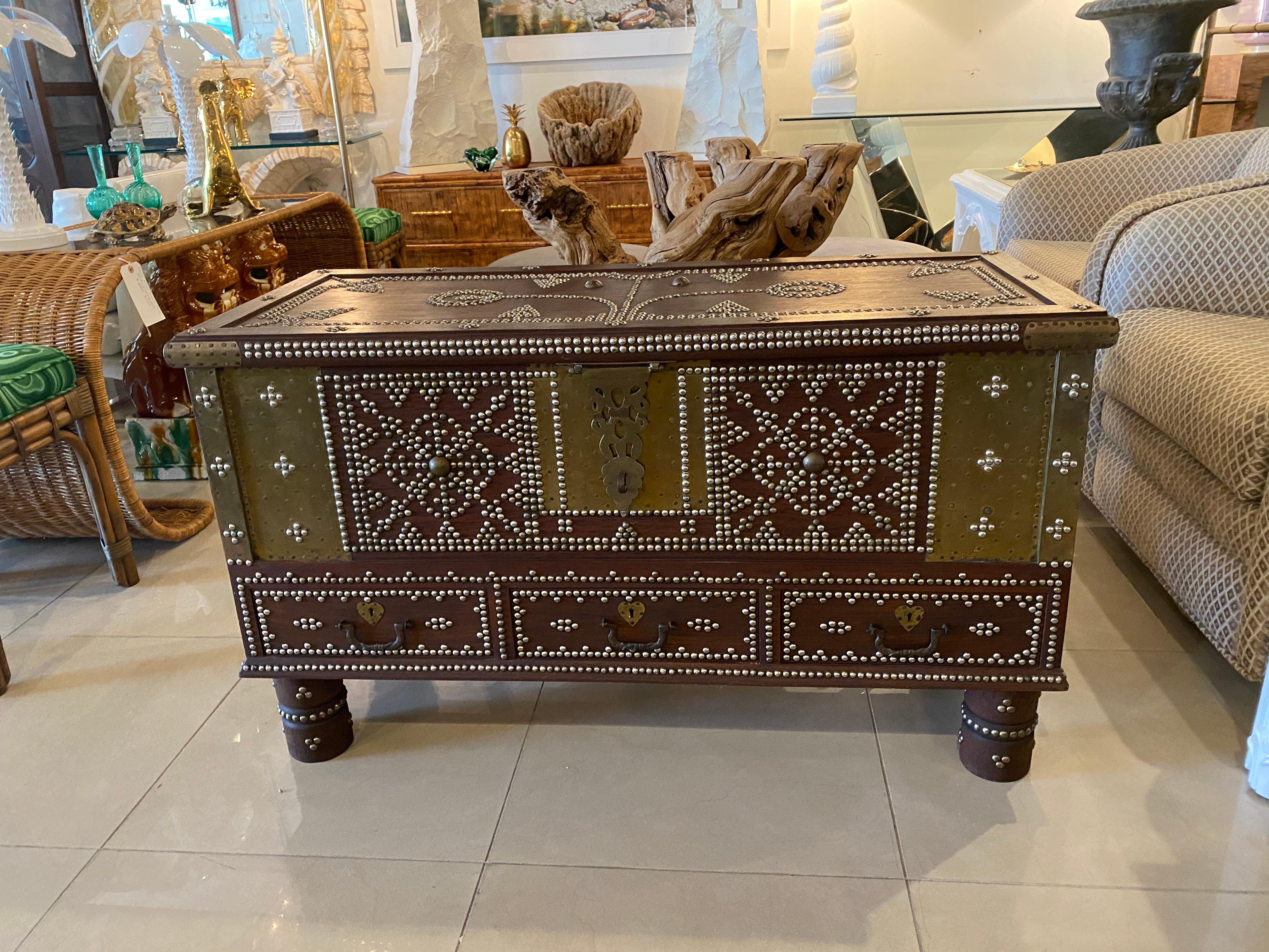19ème siècle Zanzibar Wood Wood & Brass Studded Coffee Table Trunk Chest  en vente 5