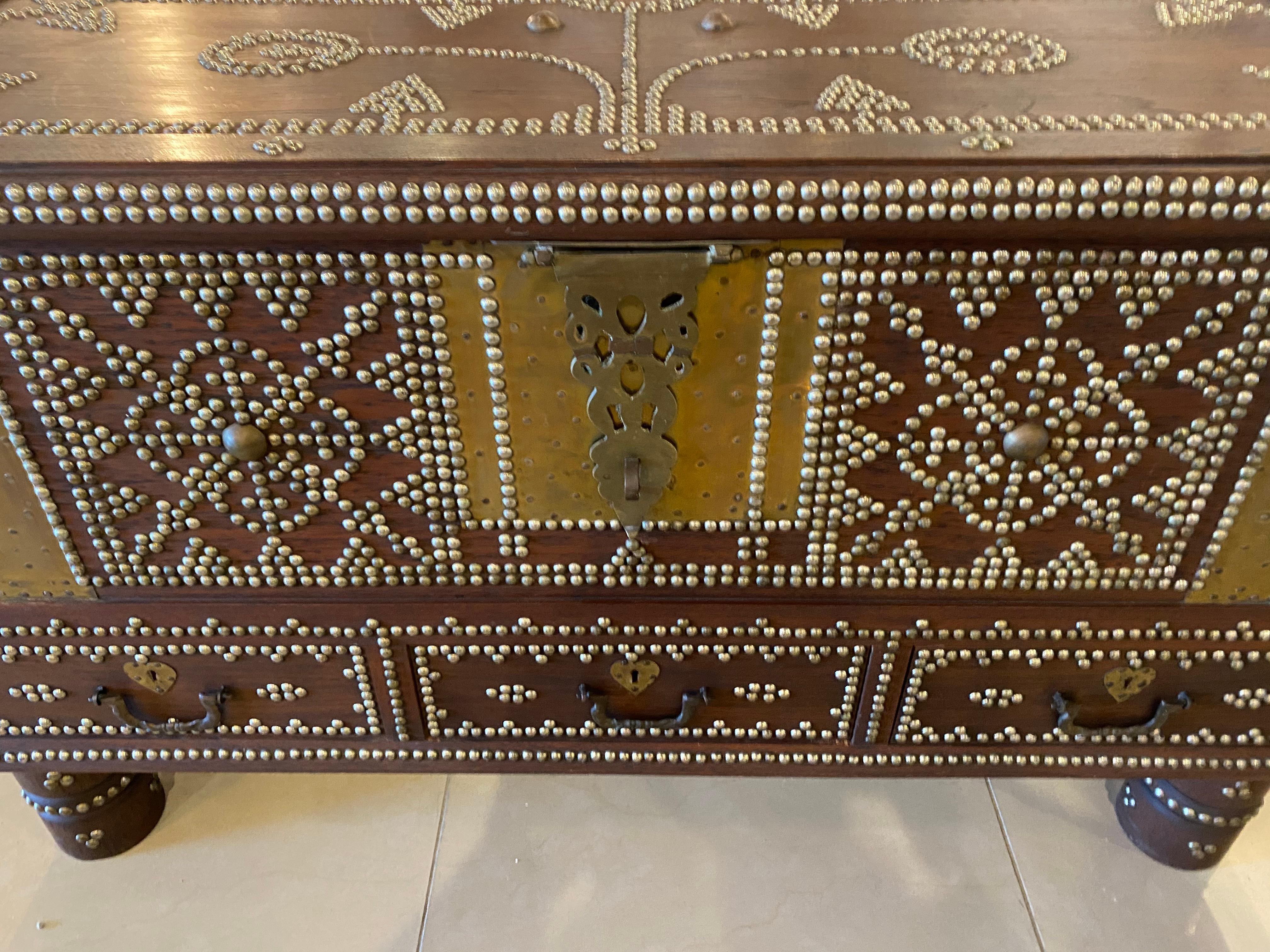 Islamique 19ème siècle Zanzibar Wood Wood & Brass Studded Coffee Table Trunk Chest  en vente