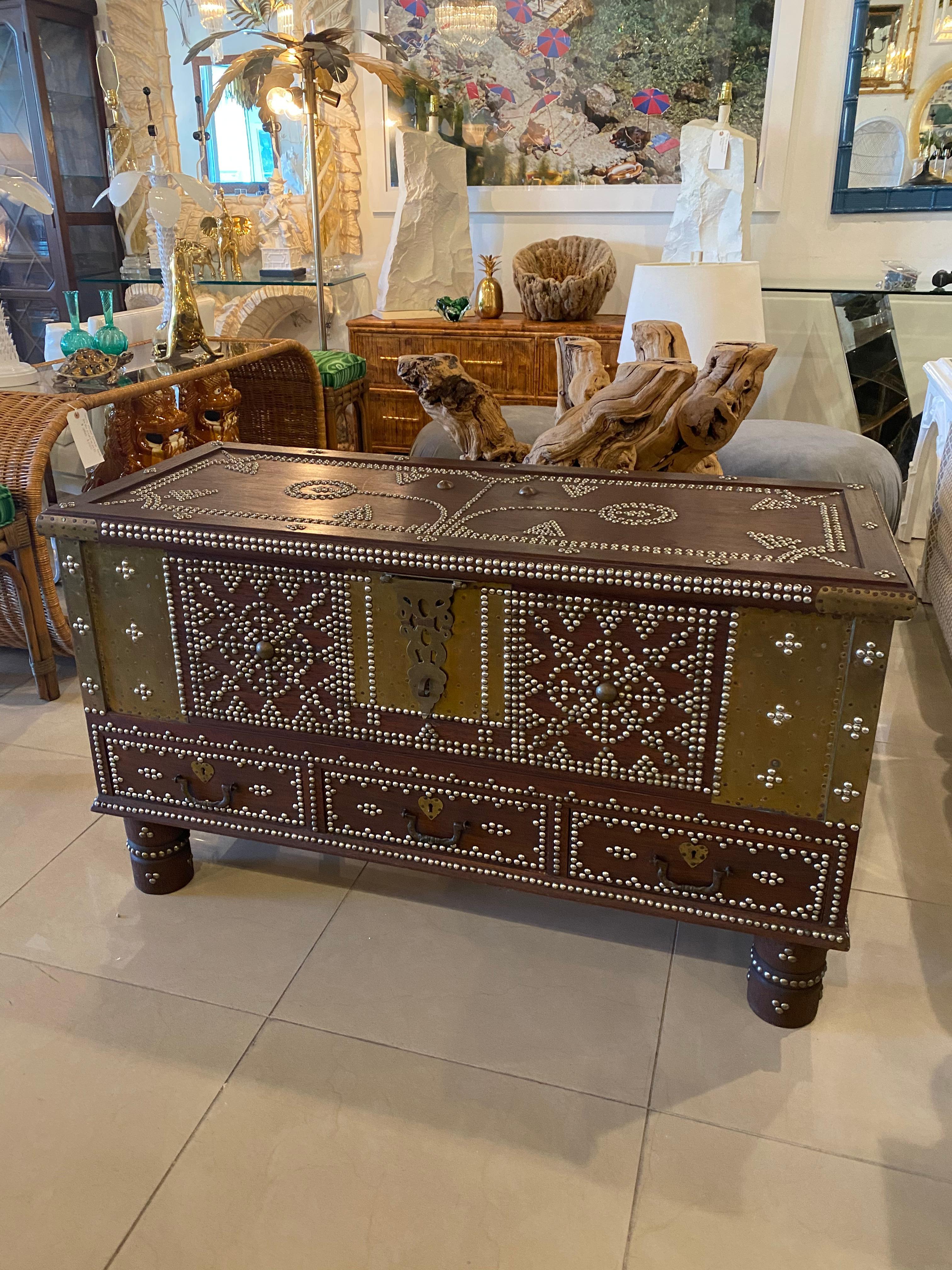 Début du 20ème siècle 19ème siècle Zanzibar Wood Wood & Brass Studded Coffee Table Trunk Chest  en vente
