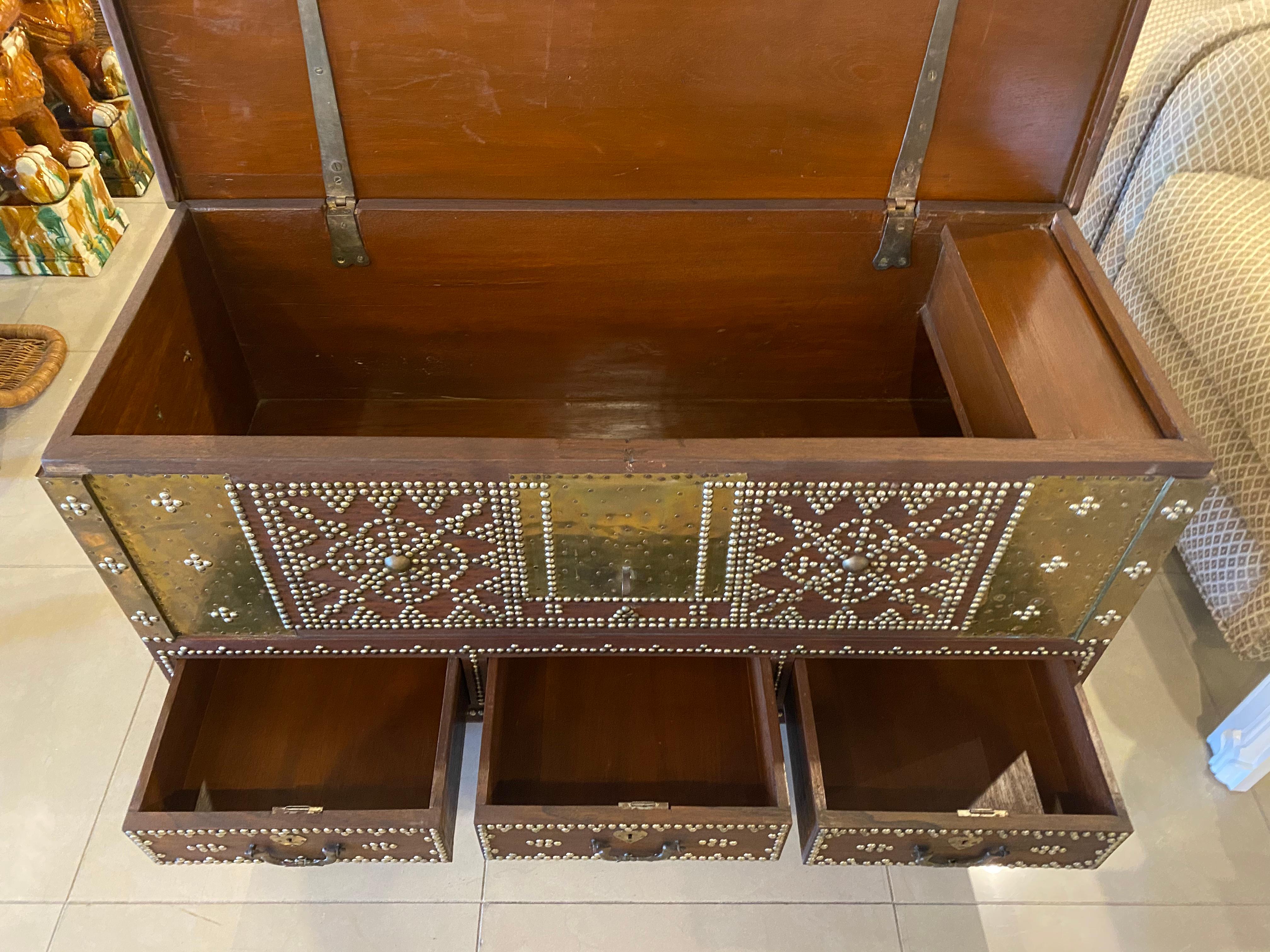 19th Century Zanzibar Wood & Brass Studded Coffee Cocktail Table Trunk Chest  In Good Condition For Sale In West Palm Beach, FL