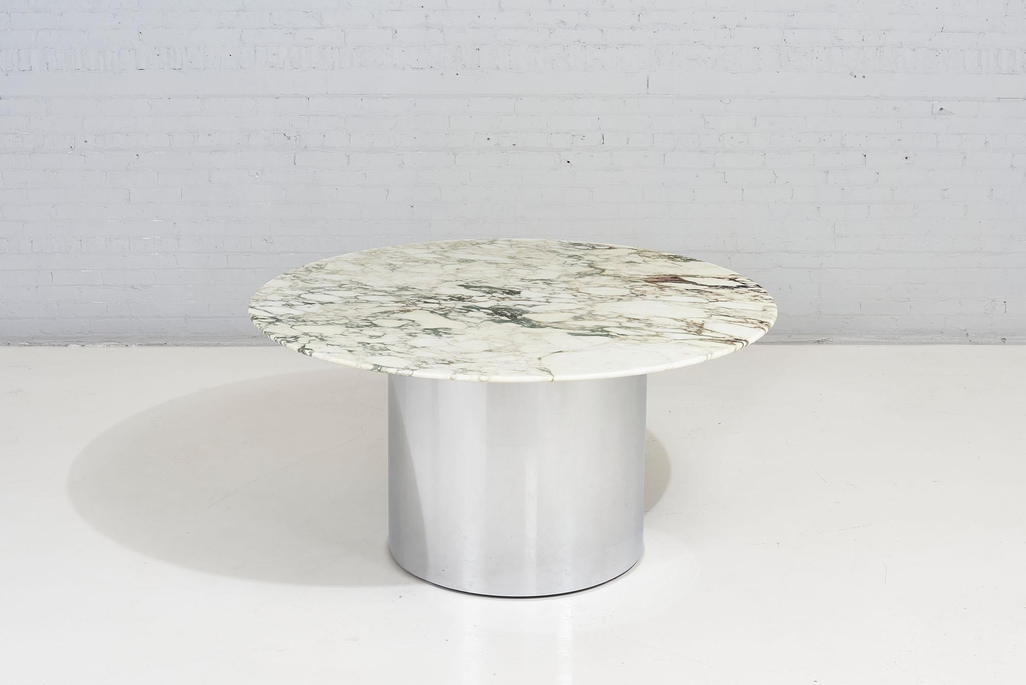 Table à manger tambour en marbre Arabescato et acier inoxydable, Italie, 1970.