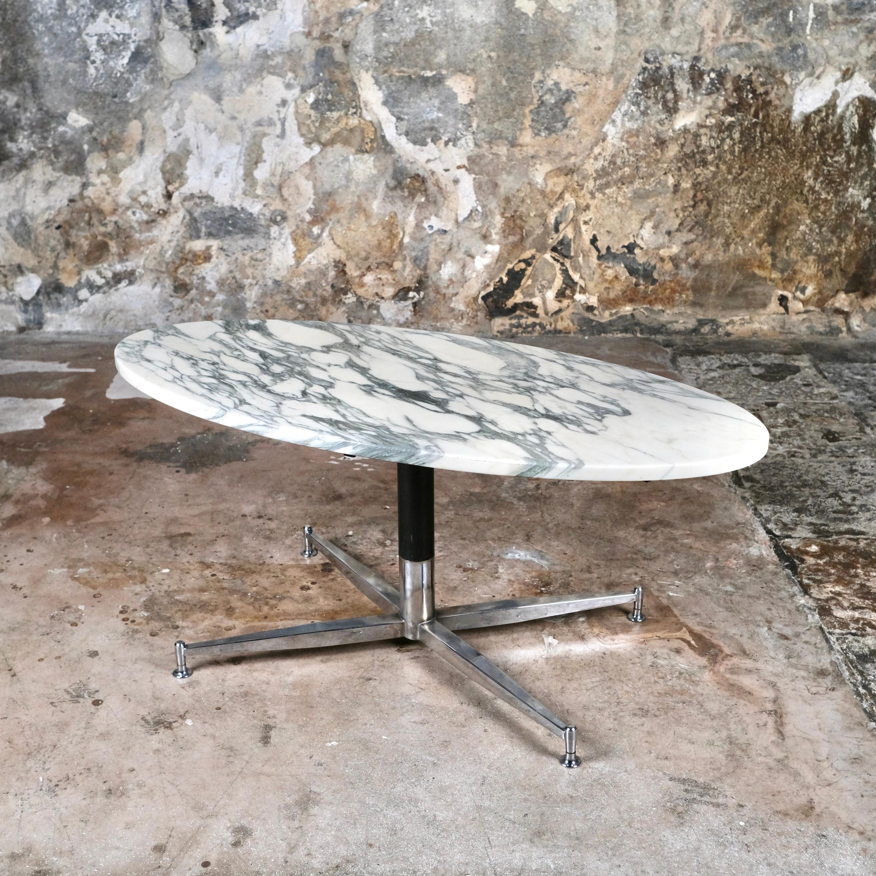 Belle table basse elliptique conçue par Michel Kin pour Arflex, fabriquée en Italie dans les années 1960.
Base en forme d'étoile avec pieds réglables, en métal chromé, beau plateau en marbre Arabescato.
Bon état général : plateau en très bon état,