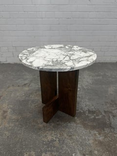 Table d'appoint Axel en marbre Arabescato et noyer foncé par Mary Ratcliffe Studio