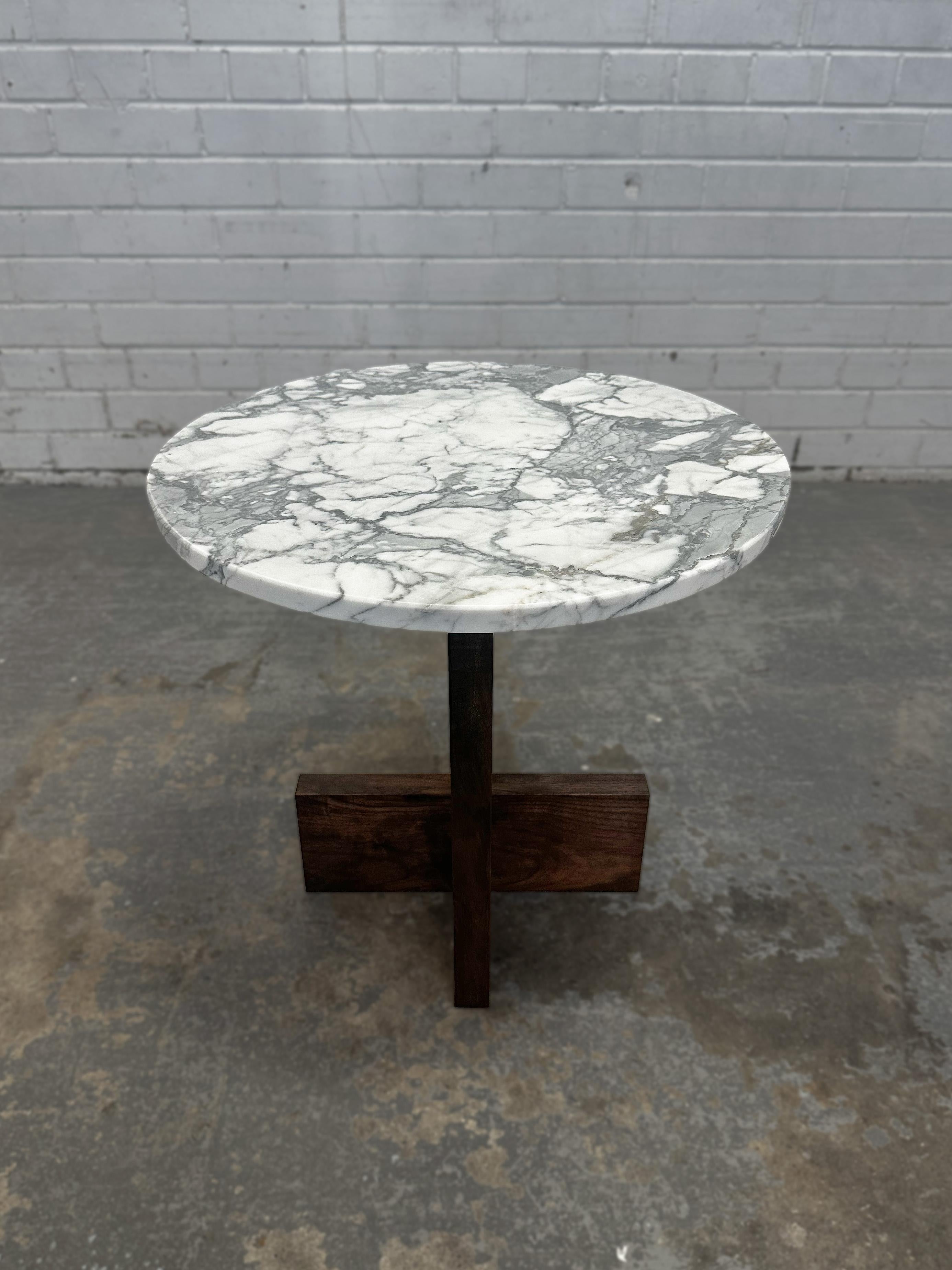Arabescato Axel Beistelltisch aus Marmor und dunklem Nussbaumholz von Mary Ratcliffe Studio (Moderne) im Angebot