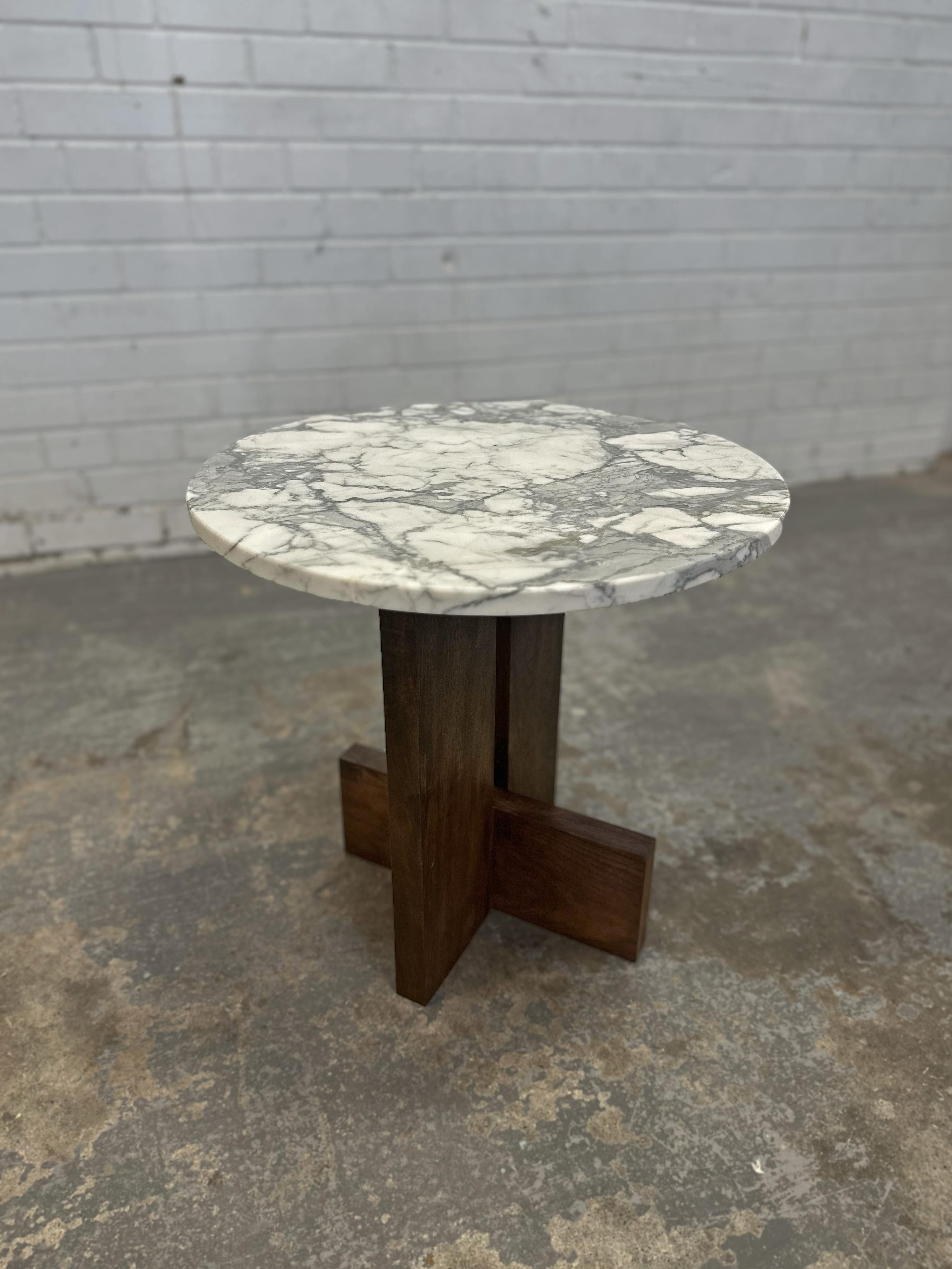 Arabescato Axel Beistelltisch aus Marmor und dunklem Nussbaumholz von Mary Ratcliffe Studio (Kanadisch) im Angebot