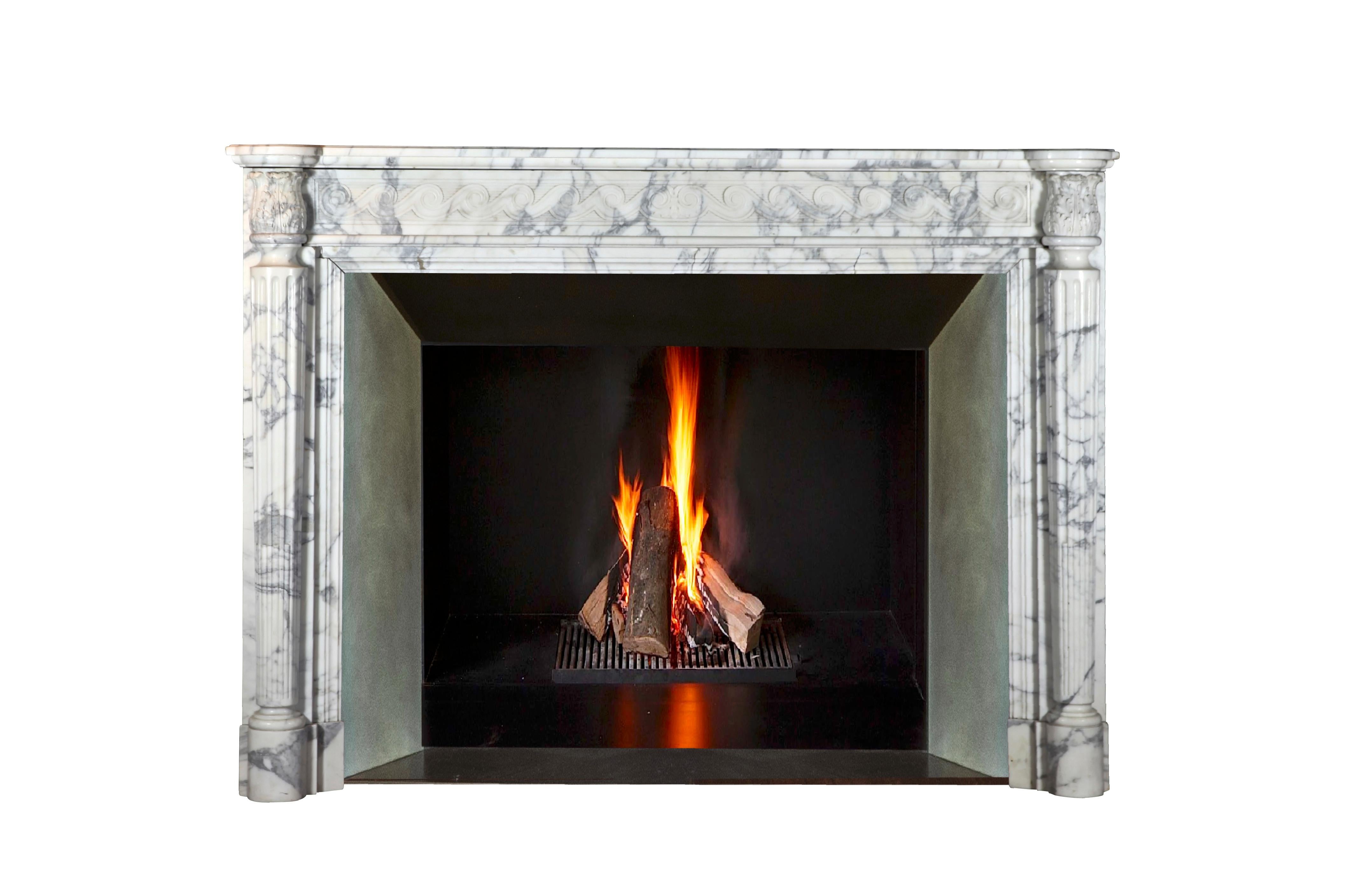 Revestimiento De Chimenea De Mármol Arabescato Para Un Interior Elegante Francés en venta