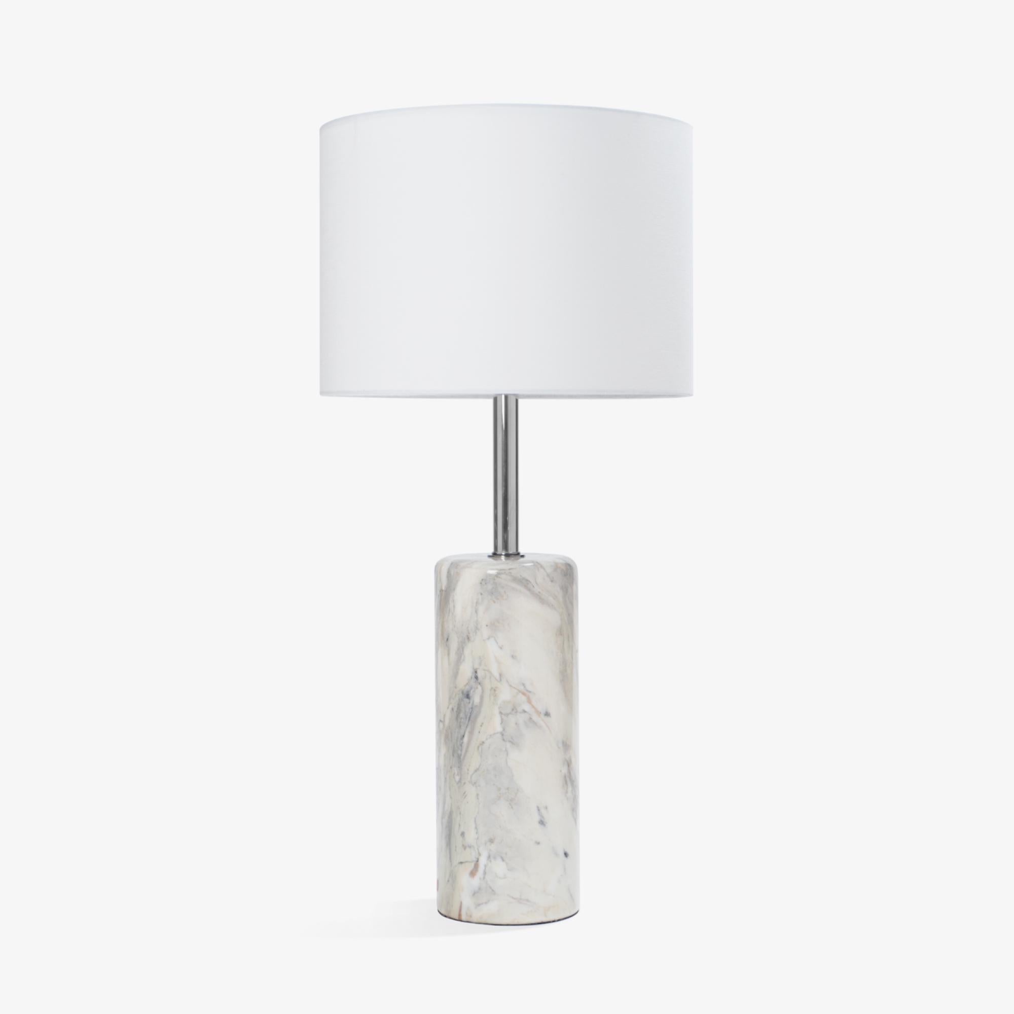 Zeitlosigkeit und Einfachheit sind Parallelen, die, wenn sie erreicht werden, zu einem Design führen, das ewig attraktiv ist. Walter von Nessen war einer der großen Lichtdesigner der Jahrhundertmitte. Nessens skulpturale Ästhetik war minimalistisch,