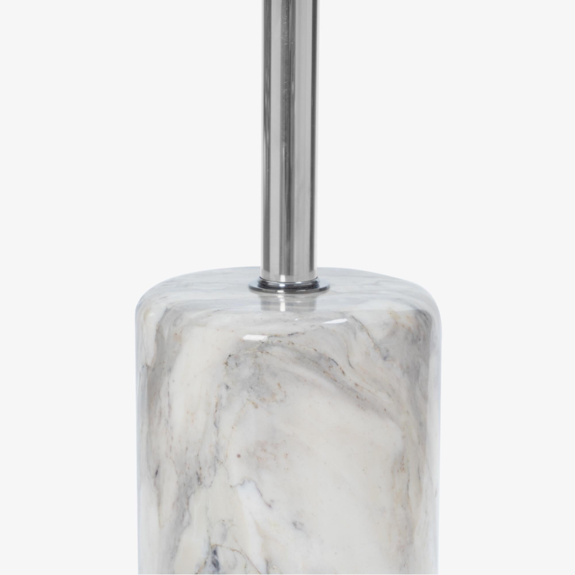 Arabescato Tisch-Akzentlampe aus Marmor und Nickel von Nessen Studios (amerikanisch) im Angebot
