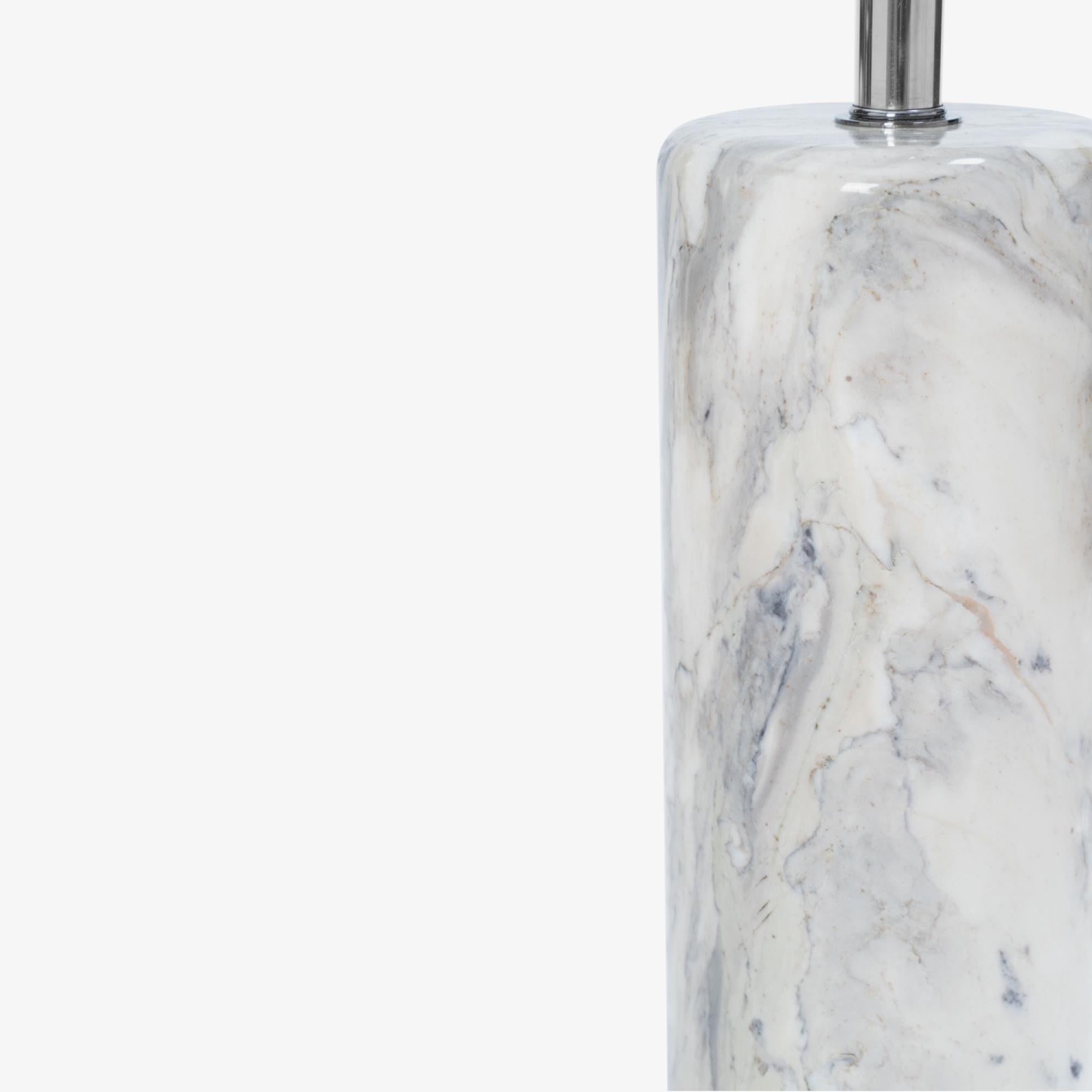 Arabescato Tisch-Akzentlampe aus Marmor und Nickel von Nessen Studios im Zustand „Gut“ im Angebot in Stamford, CT