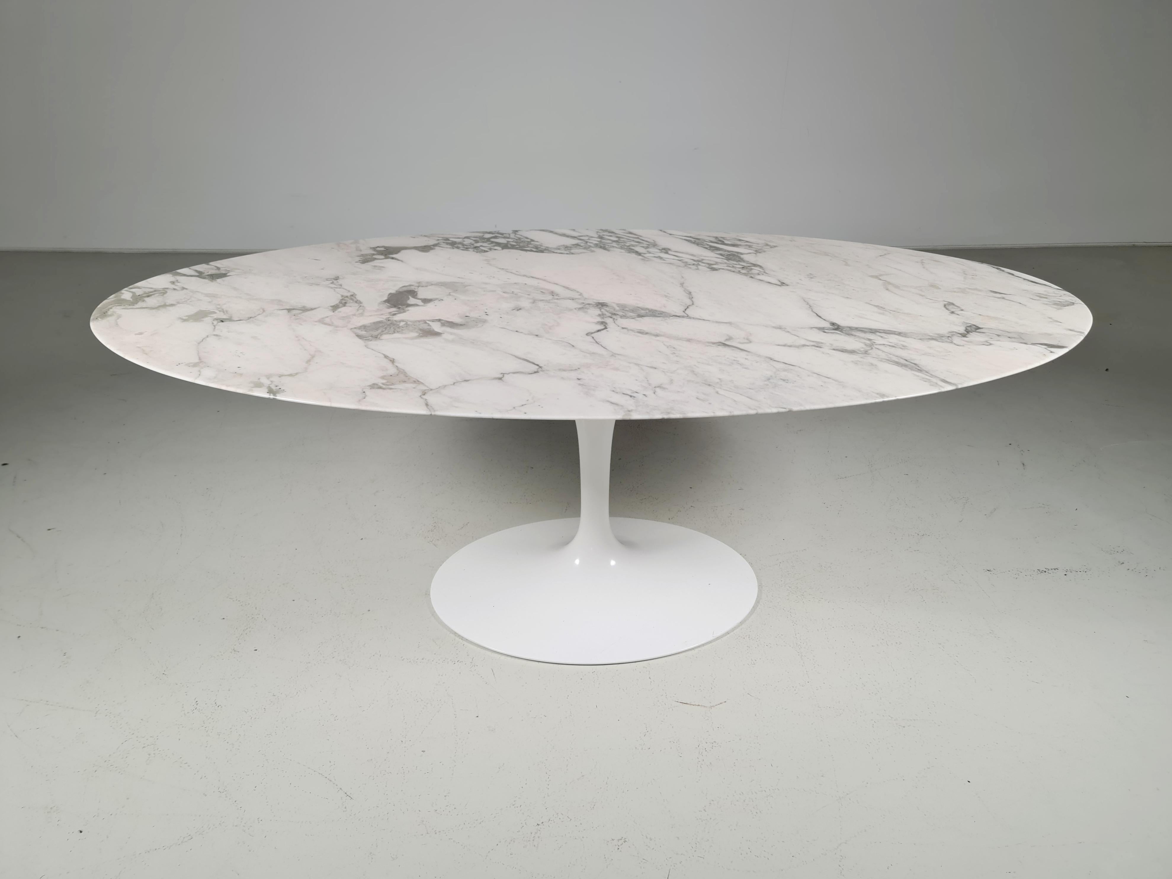 Tulip dining table, Eero Saarinen, Knoll

Arabescato oval marble Dining table by Eero Saarinen for Knoll International. Stunning vanes on the marble.