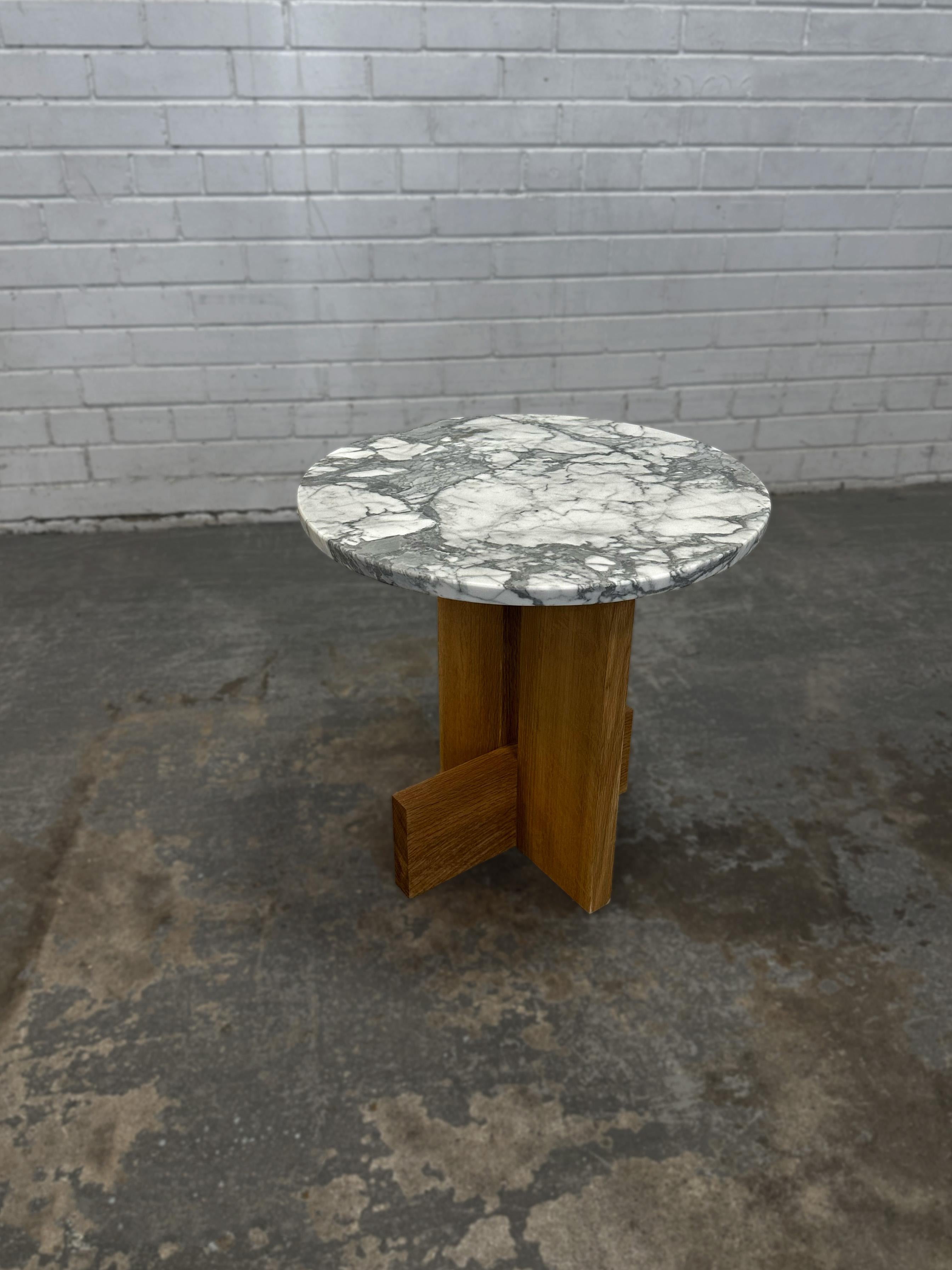 Moderne Table d'appoint Axel en marbre et chêne blanc Arabescato par Mary Ratcliffe Studio en vente