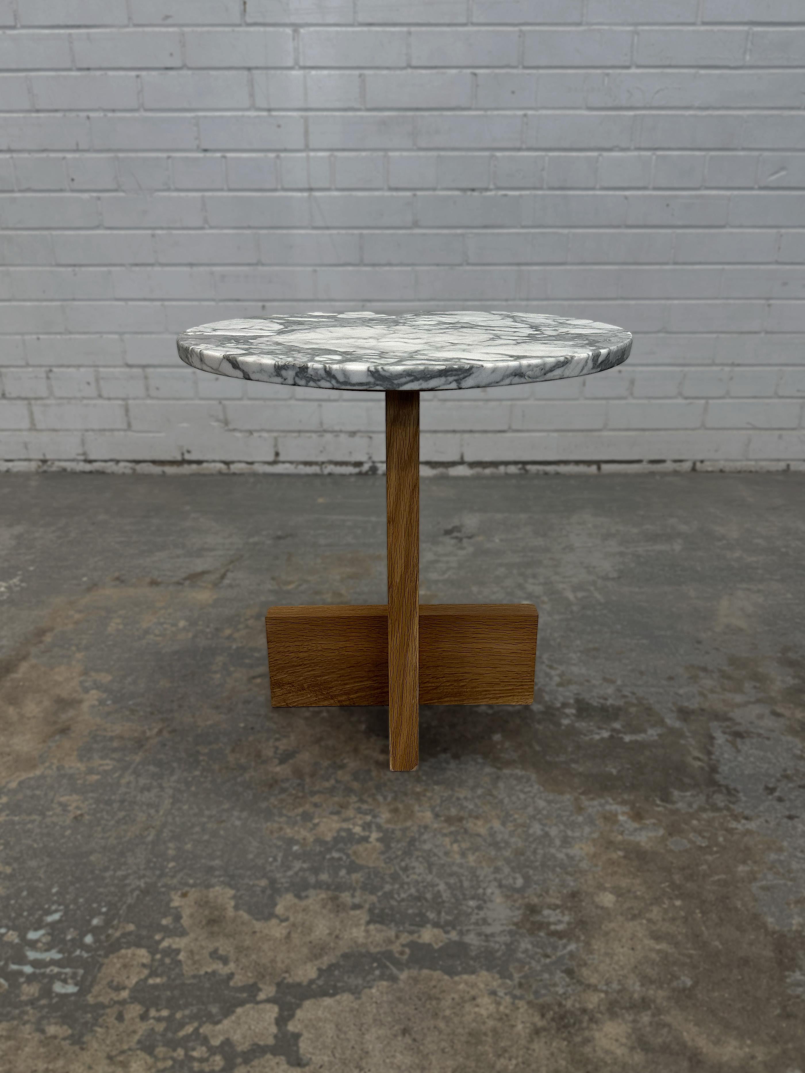 Canadien Table d'appoint Axel en marbre et chêne blanc Arabescato par Mary Ratcliffe Studio en vente
