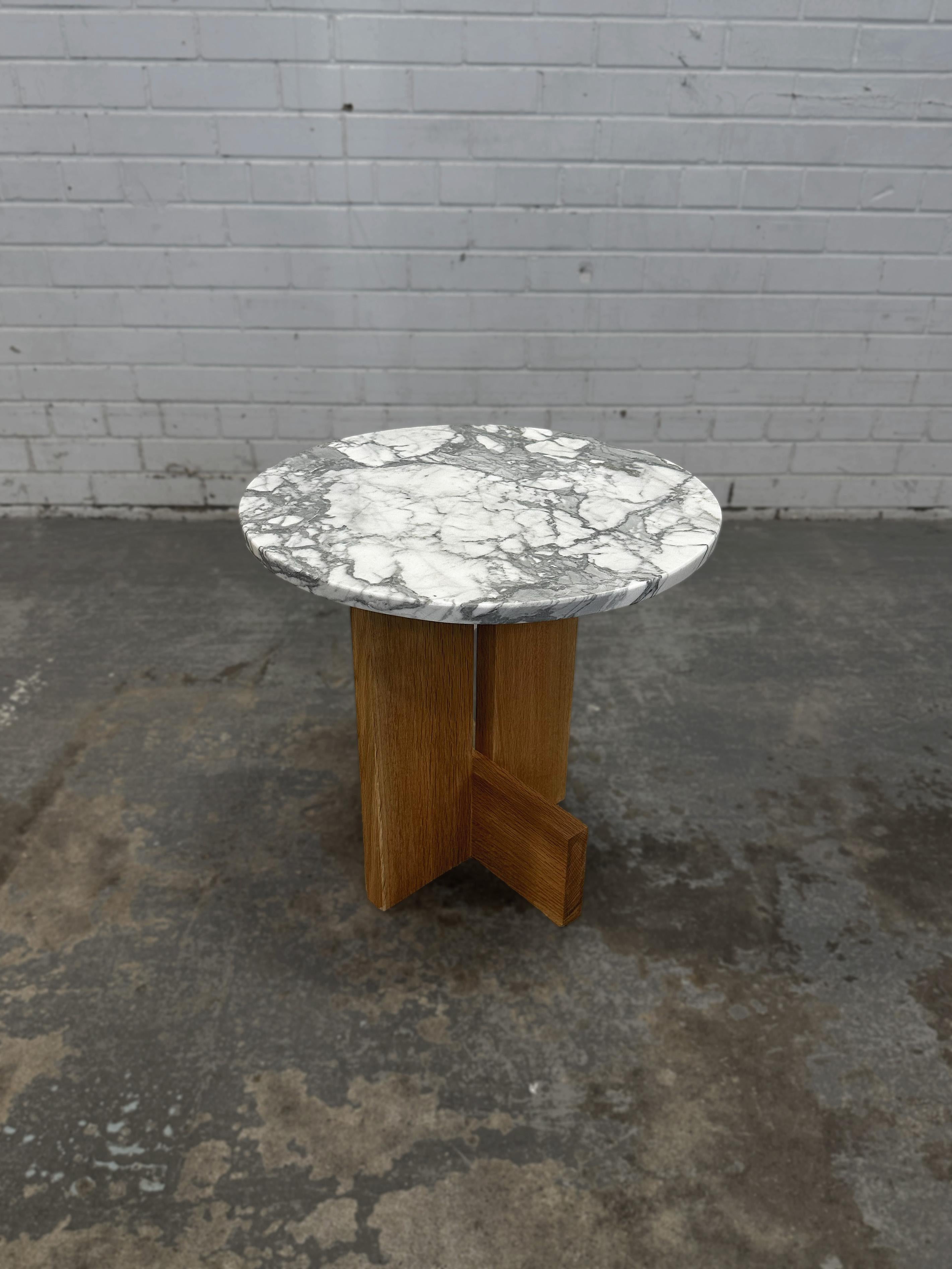 Fait main Table d'appoint Axel en marbre et chêne blanc Arabescato par Mary Ratcliffe Studio en vente