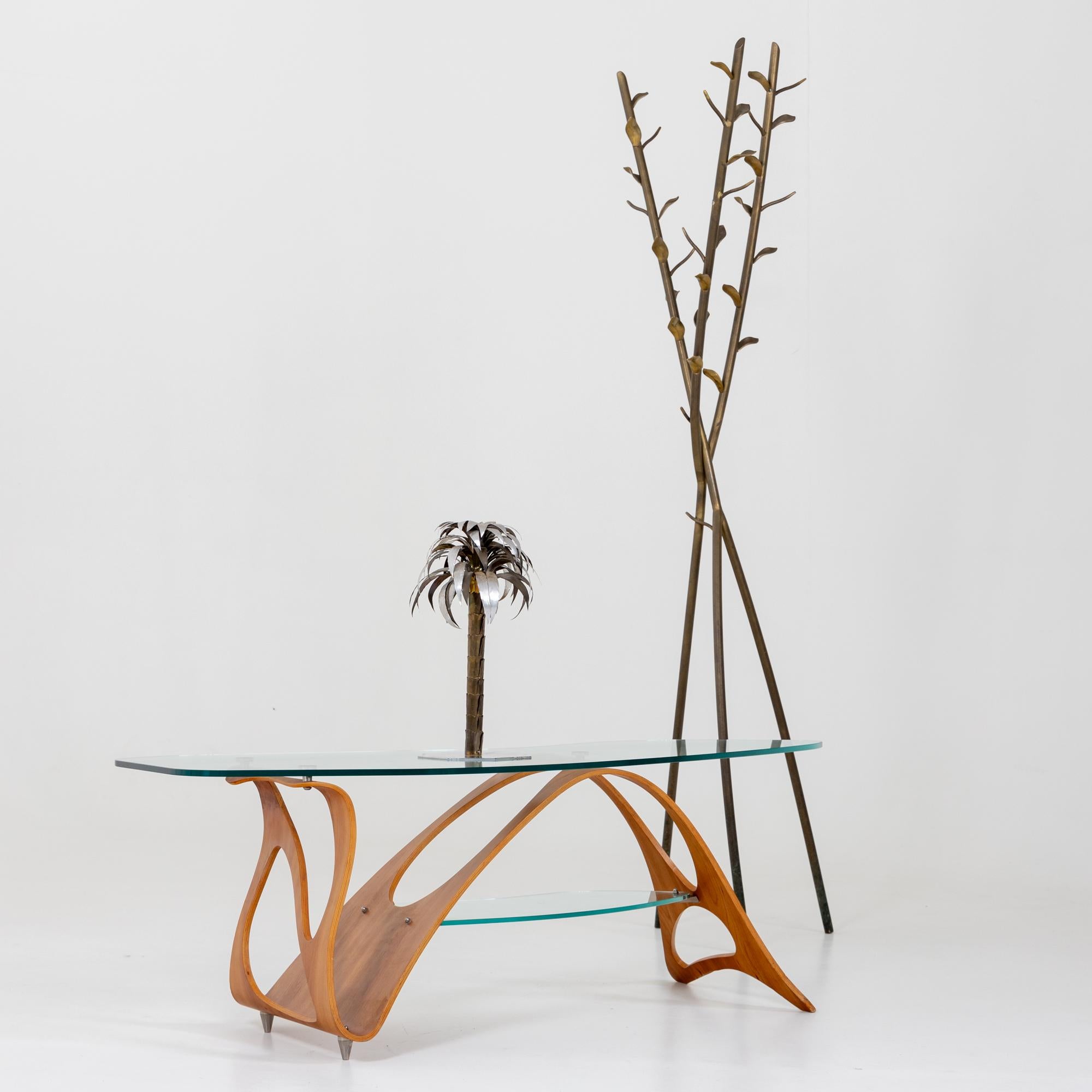 Conçue à l'origine en 1949, la table basse Arabesco de Carlo Mollino est dotée d'une magnifique base de forme organique et de deux plateaux en verre de cristal. La base est estampillée 