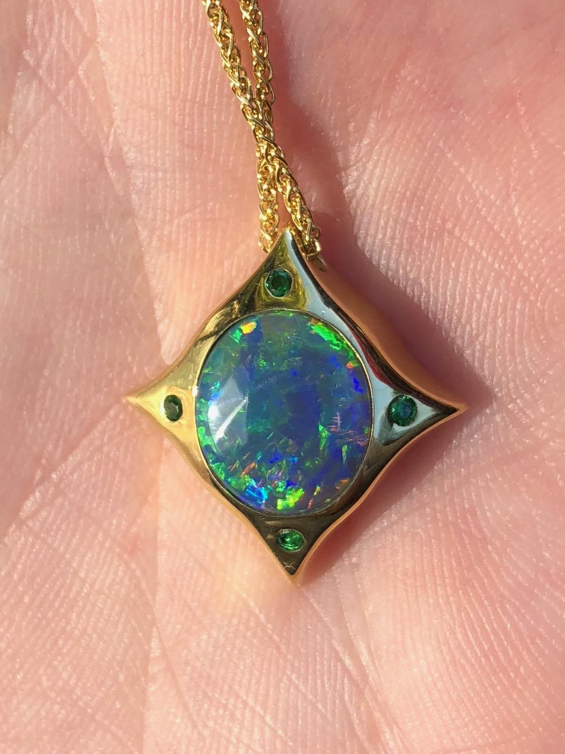 Round Cut Arabesque 18 Karat Gold Solid Australian Opal Pendant Necklace