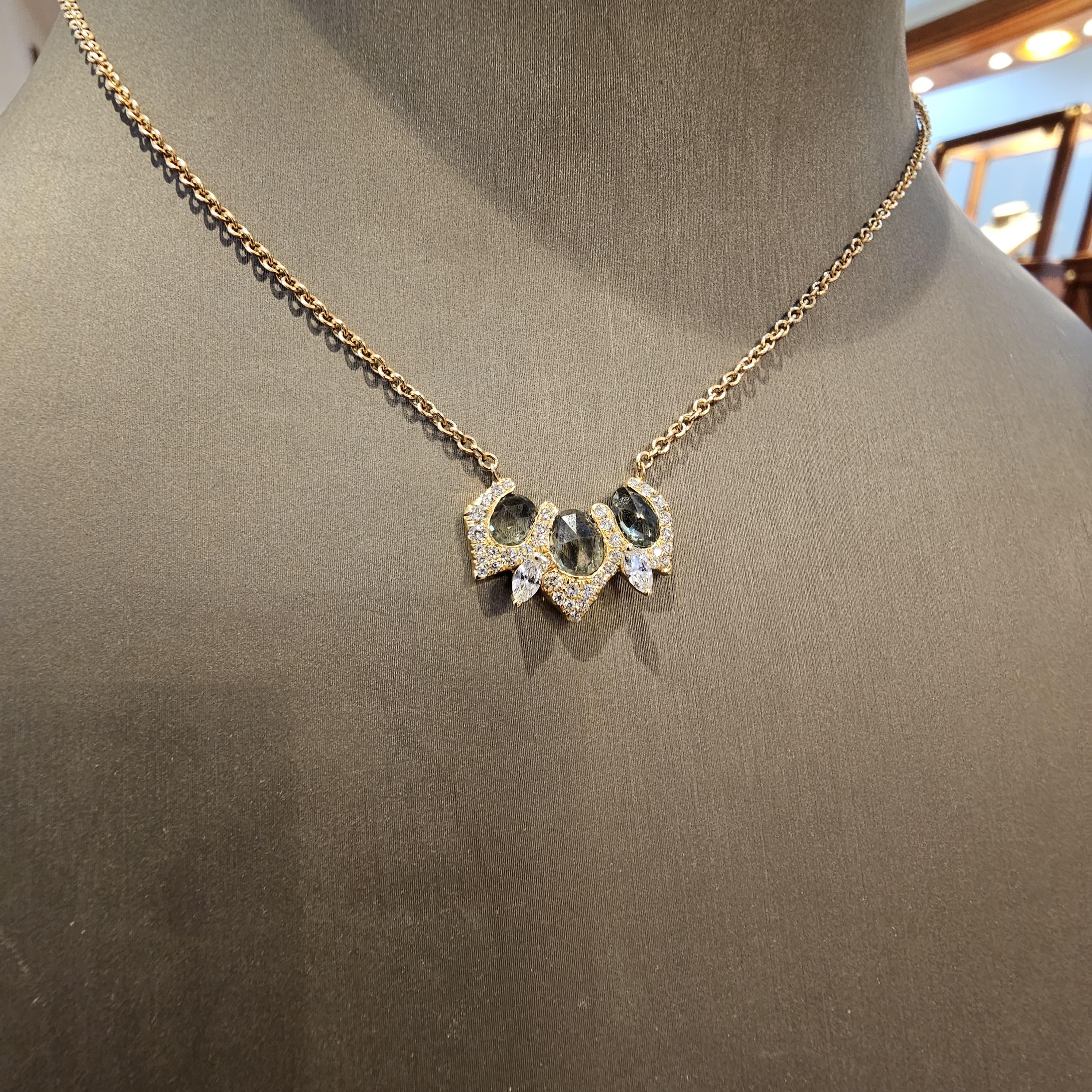 Art déco Arabesque 18 carats   Pendentif en or avec saphirs verts et diamants taille ronde en vente
