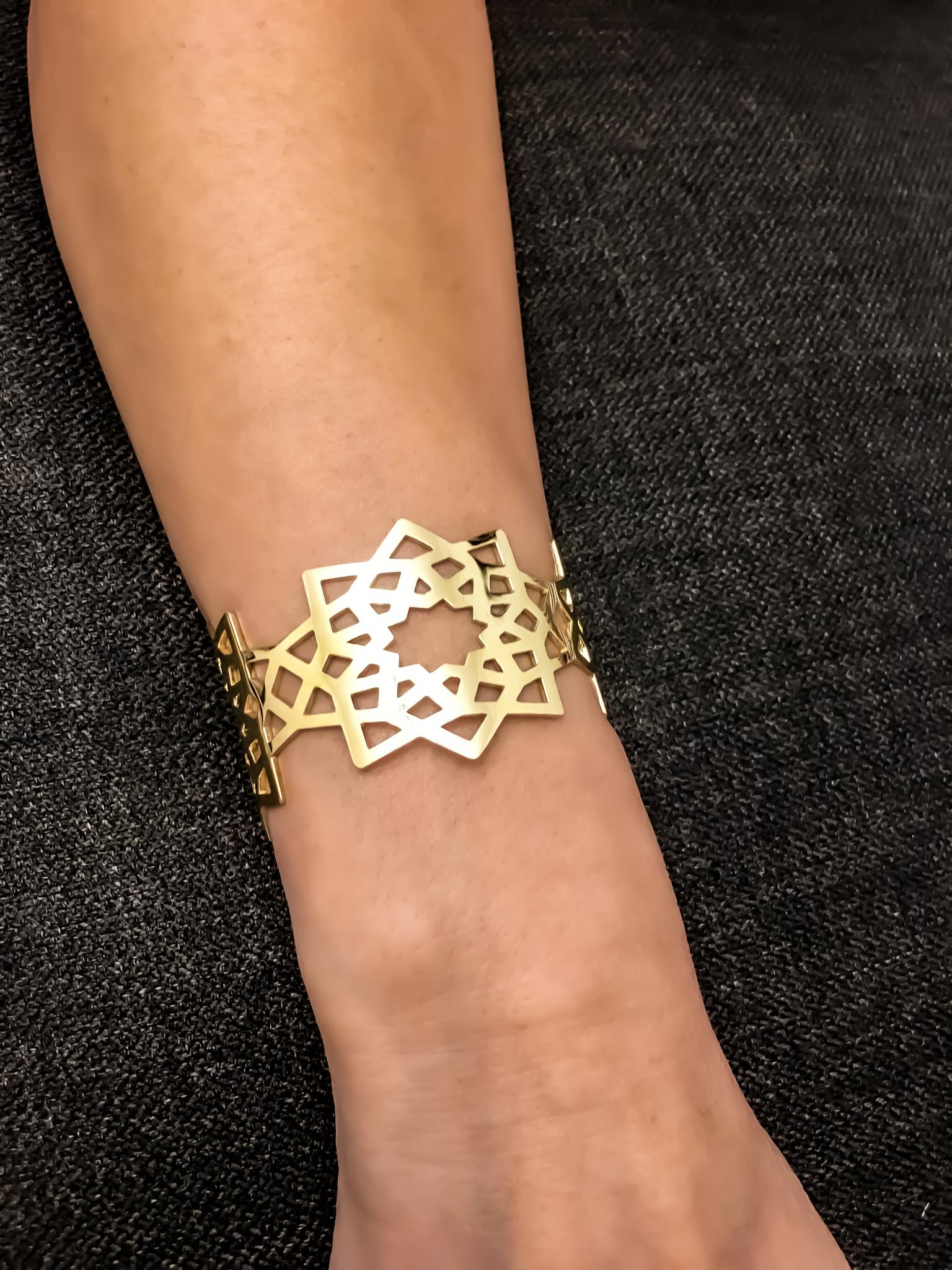 Arabesque Deco Andalusian Style Cuff Bracelet in 18kt Gold In New Condition For Sale In Dubai, AE