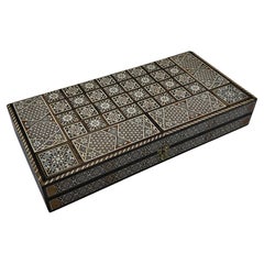 Tablero de juego de backgammon y ajedrez con incrustaciones arabescas