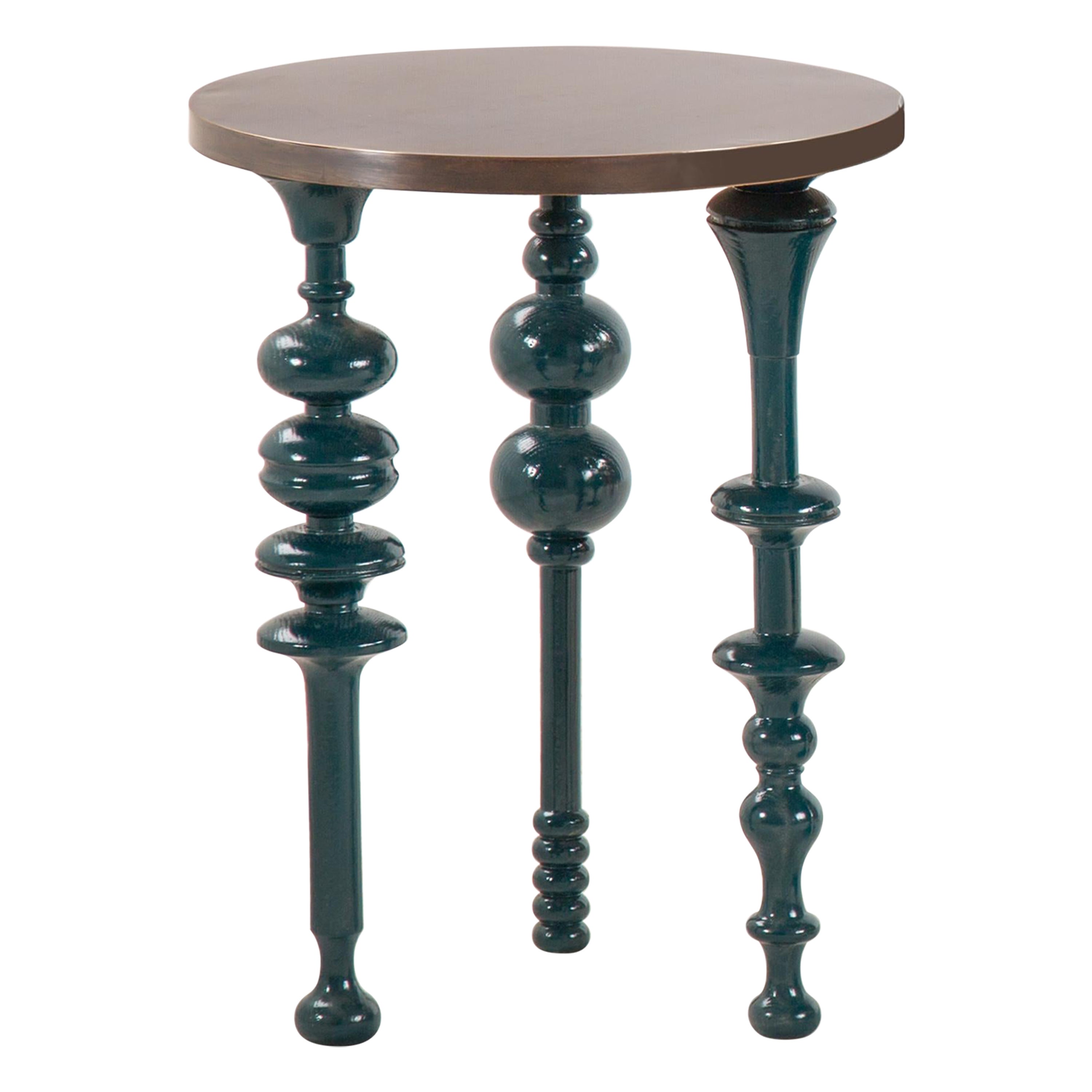 Arabesque, inspirierter Beistelltisch aus lackiertem Holz mit Messingplatte.
Unser Funky Fusion ist ein klassischer Beistelltisch mit modernem Flair, der Ihrem Wohnbereich Charakter verleiht. Der Tisch besteht aus lackierten Holzbeinen und einer