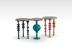 Arabesque, inspirierter Beistelltisch aus lackiertem Holz mit Messingplatte - klein