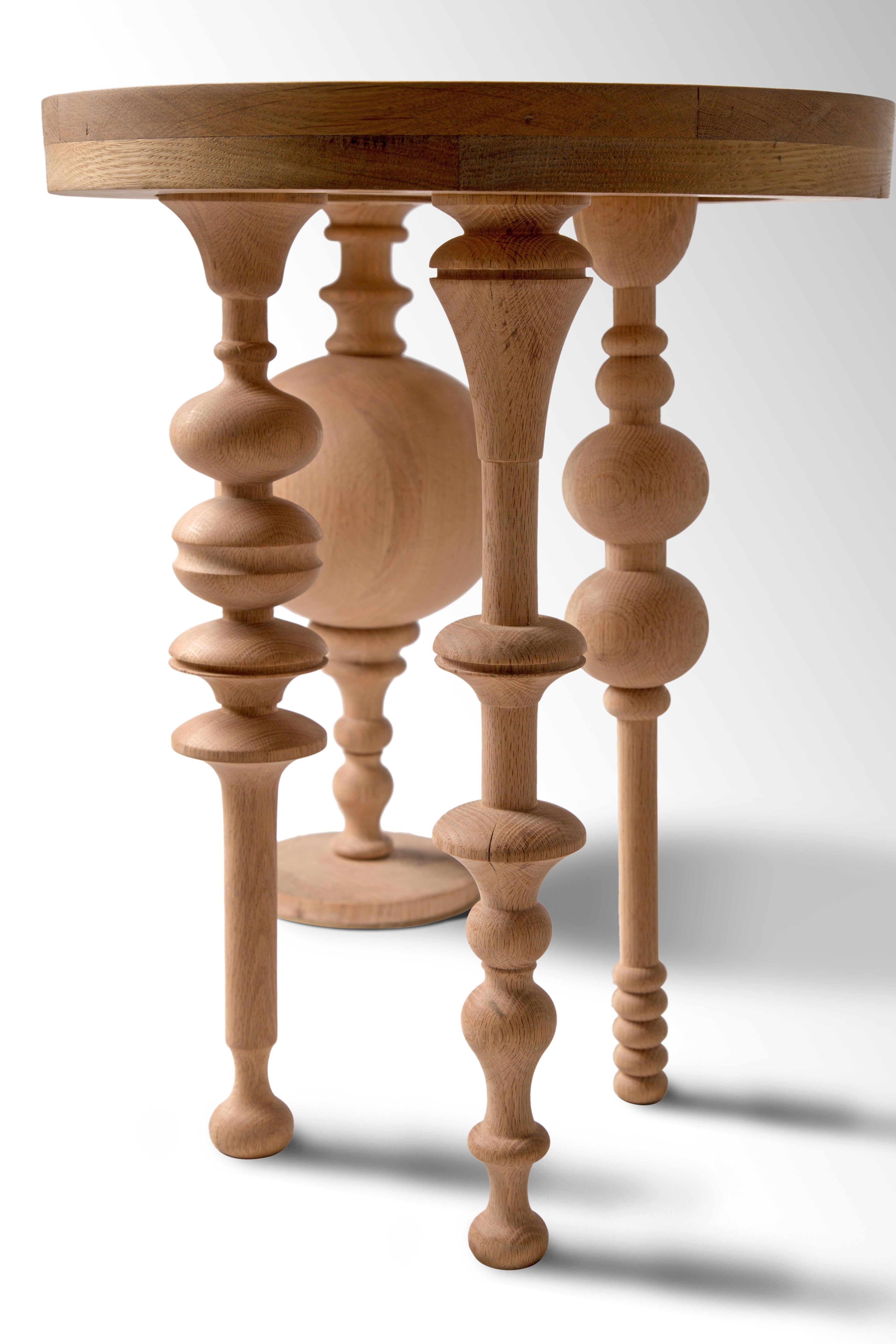 Moderne Table d'appoint en bois de chêne d'inspiration arabesque avec plateau en résine - Petite en vente