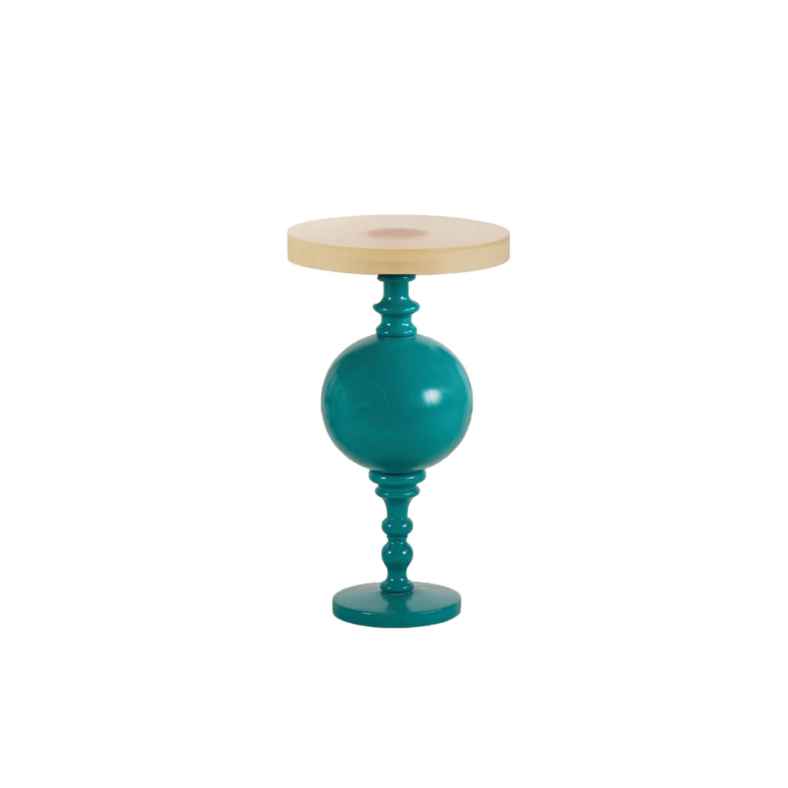 XXIe siècle et contemporain Table d'appoint en bois de chêne d'inspiration arabesque avec plateau en résine - Petite en vente