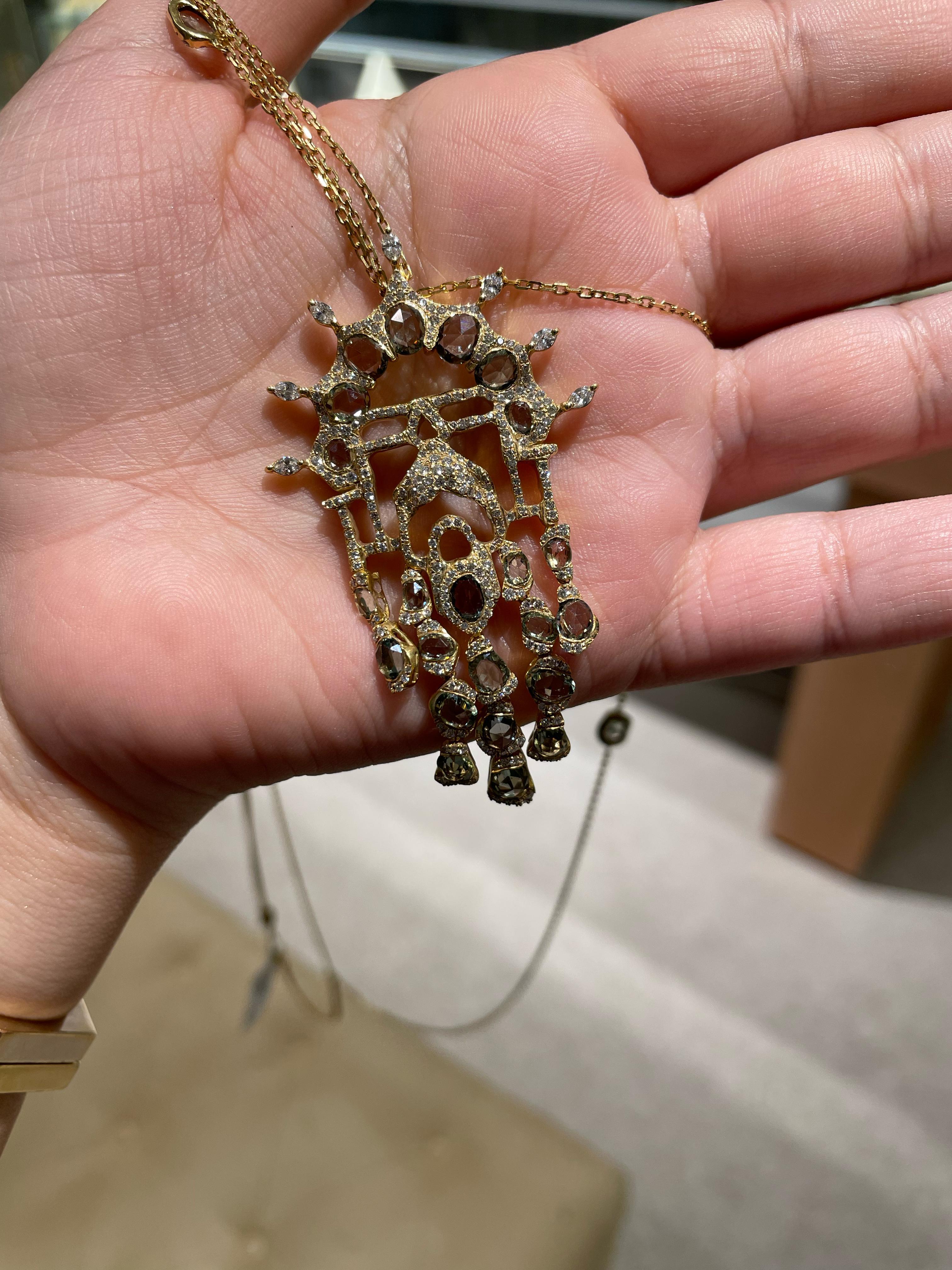 Round Cut Arabesque Pendant Necklace in 18K Yellow Gold with Green Sapphires and Diamonds For Sale