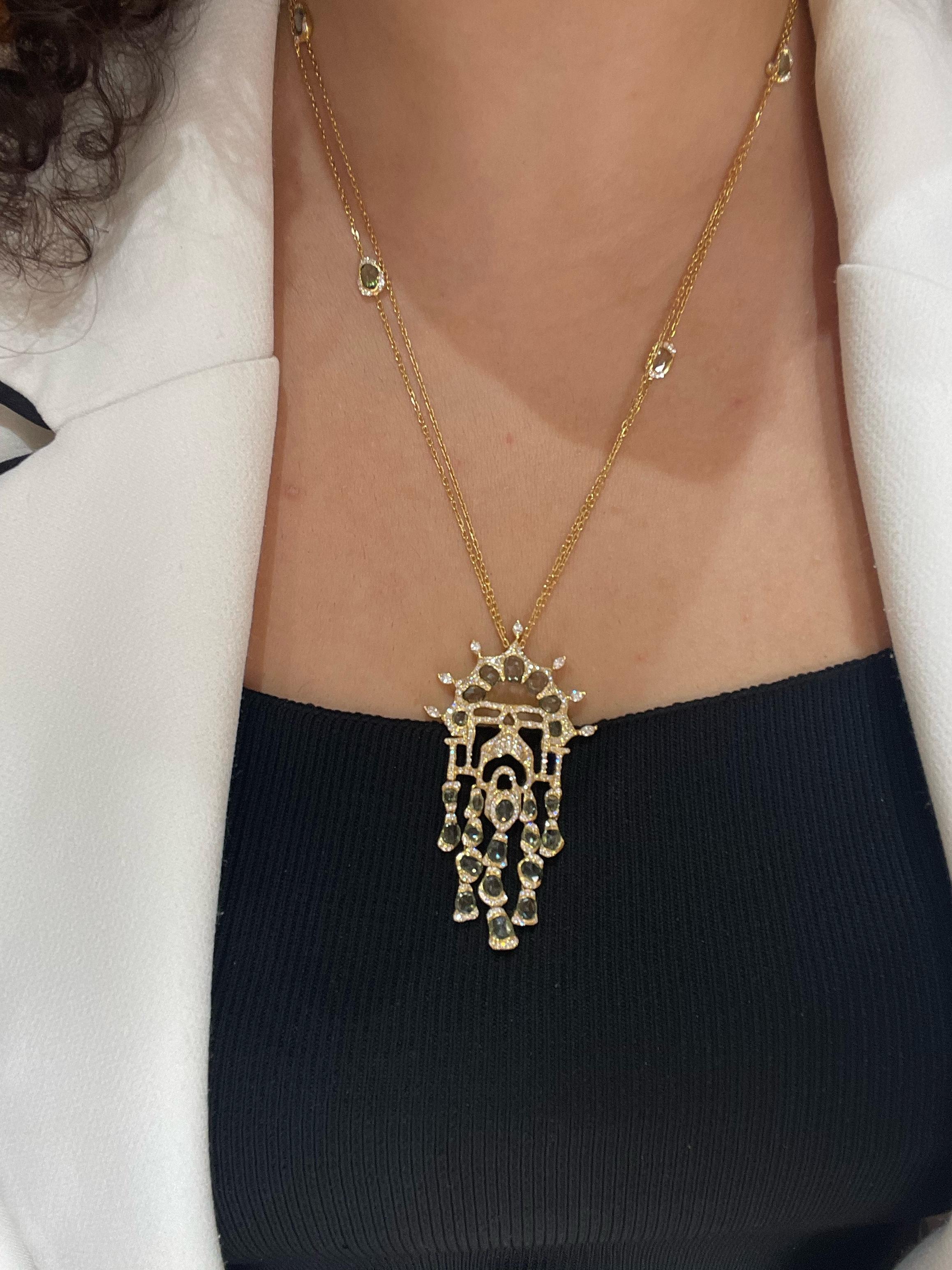 Arabesque Pendant Necklace in 18K Yellow Gold with Green Sapphires and Diamonds In New Condition For Sale In Abu Dhabi, Abu Dhabi