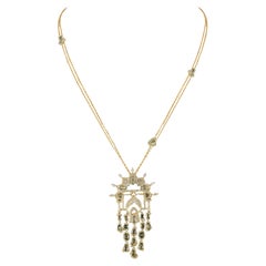 Collar Colgante Arabesco de Oro Amarillo de 18 K con Zafiros Verdes y Diamantes