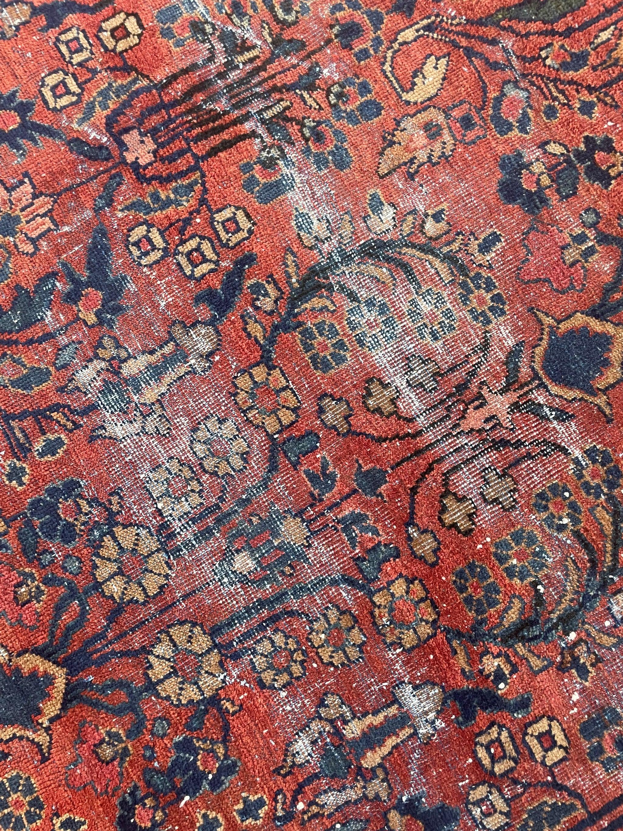 Vignes Arabesque Moody avec Rich Rusty-Berry, Muddy Peacock Blues, Emerald et Seafoam 

A propos : Cette toile est remplie de baies sombres, de rouille profonde et de rouges chauds, tandis que les délicates lianes indigo dansent autour de palmettes